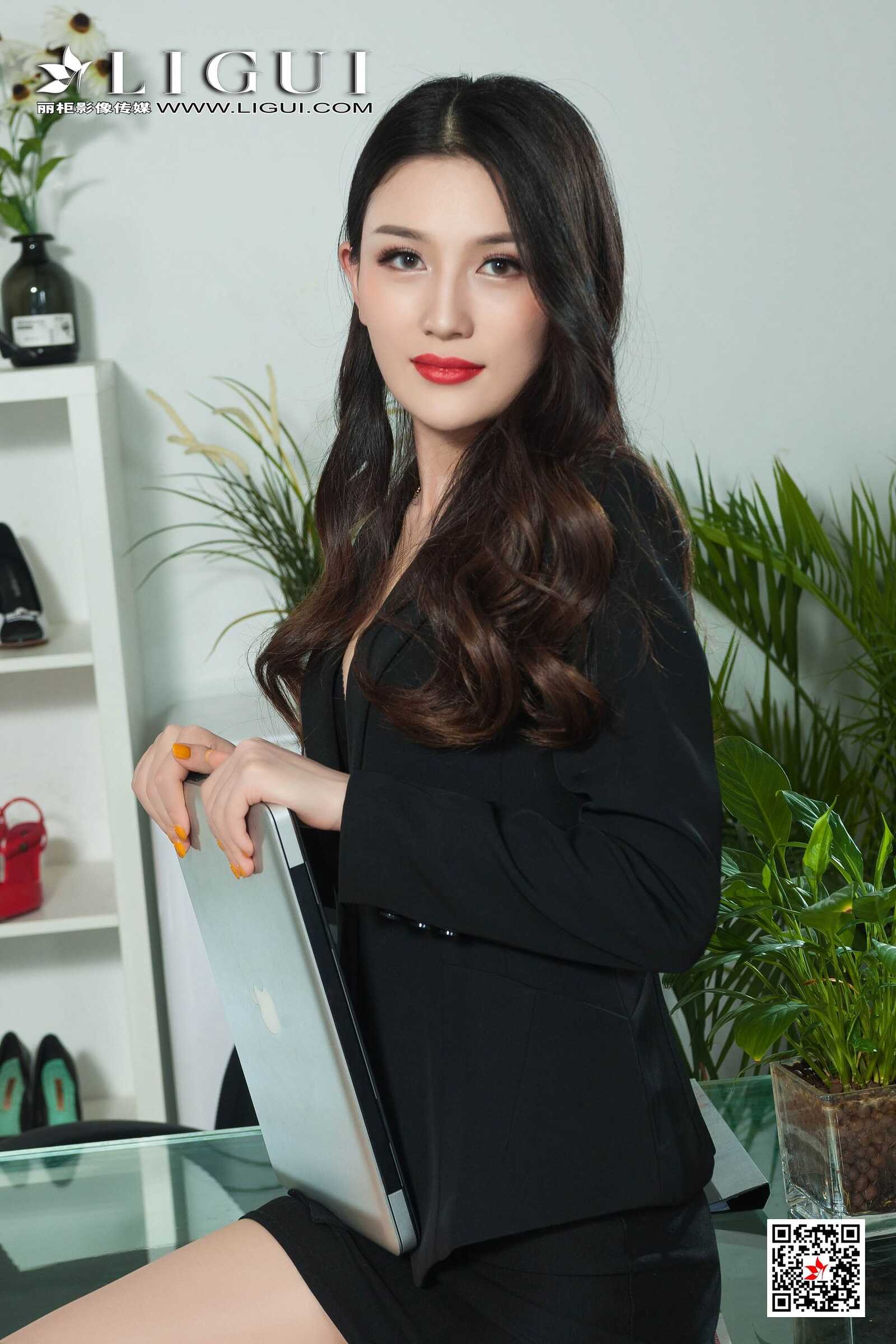 腿模甜甜《办公室美脚丝足》 [丽柜Ligui] 写真集第13张