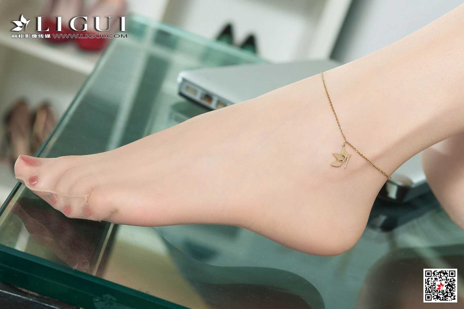 腿模甜甜《办公室美脚丝足》 [丽柜Ligui] 写真集第2张