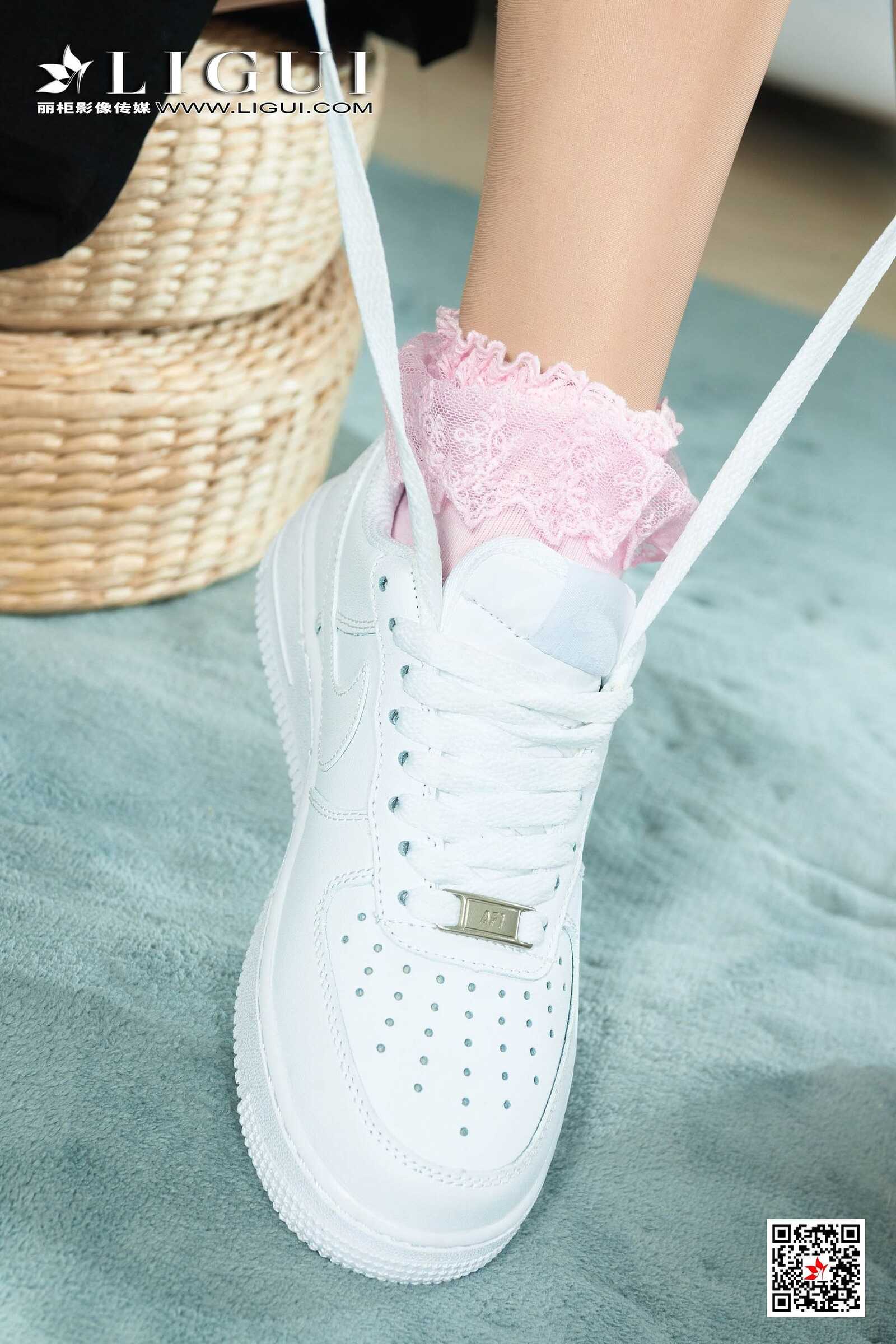 王炜炜《交作业》 [丽柜Ligui] 美腿丝足写真集第15张