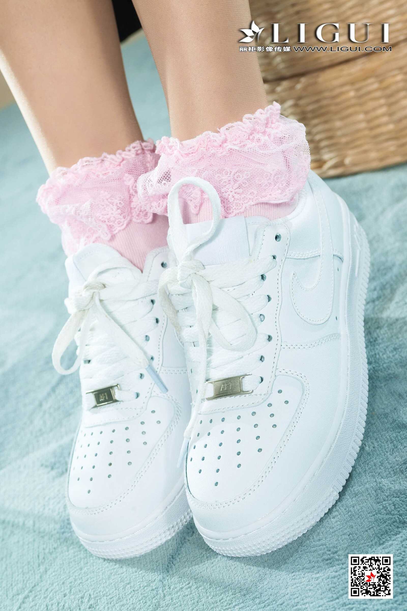 王炜炜《交作业》 [丽柜Ligui] 美腿丝足写真集第14张