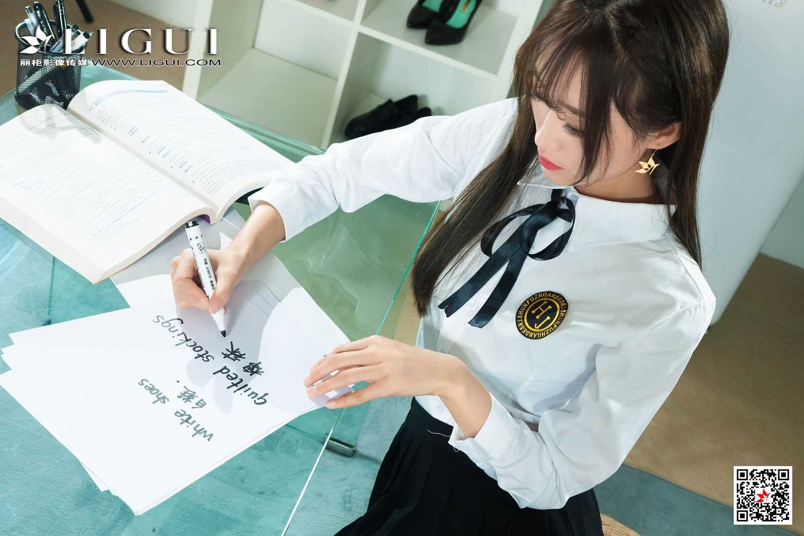 王炜炜《交作业》 [丽柜Ligui] 美腿丝足写真集第6张