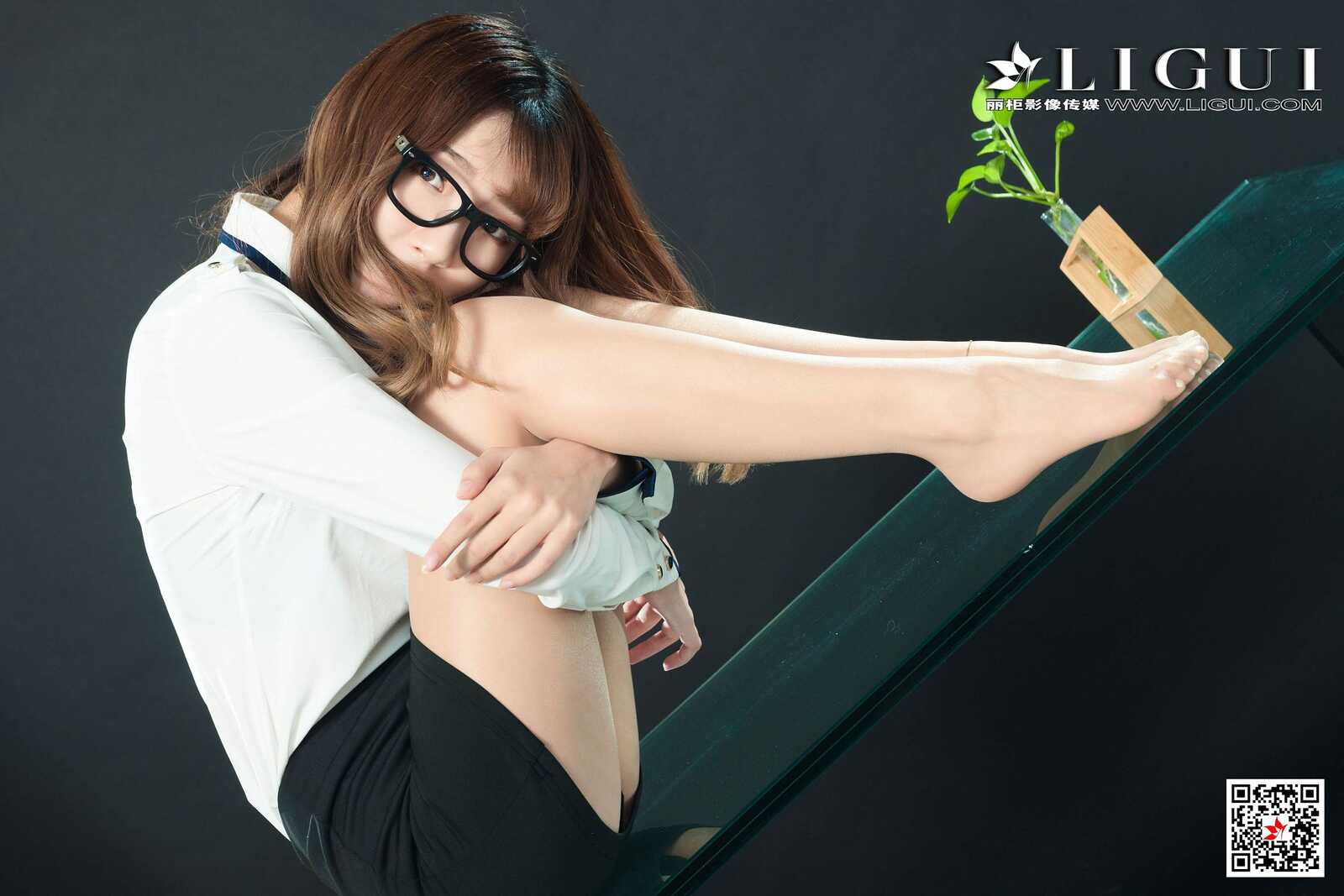 小然然《美腿OL小姐姐》 [丽柜Ligui] 丝足写真集第1张