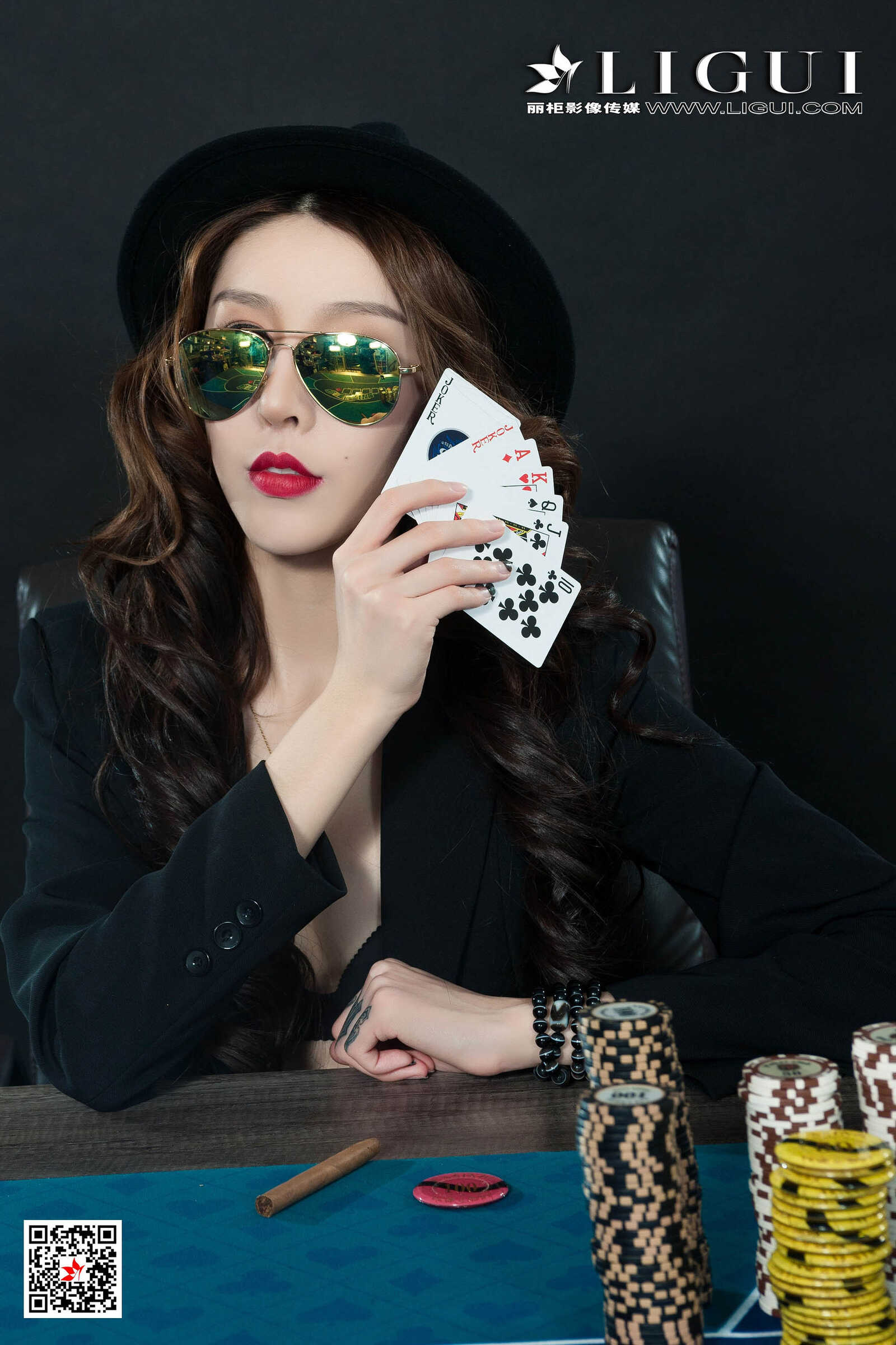 模特兔子《黑丝棋牌官》 [丽柜Ligui] 美腿丝足写第16张