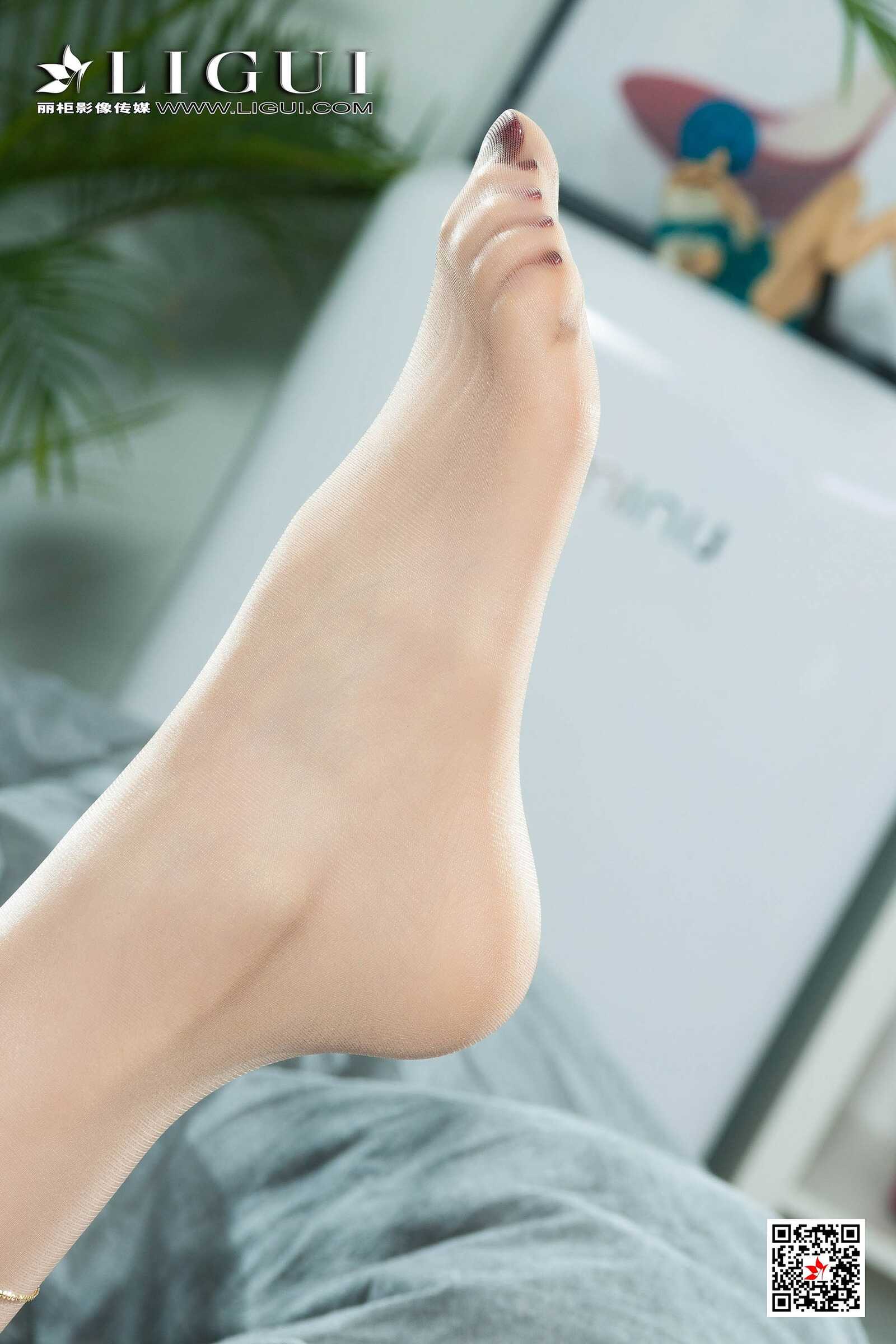凉儿《沙发肉丝背心女神》 [丽柜Ligui] 写真集第18张