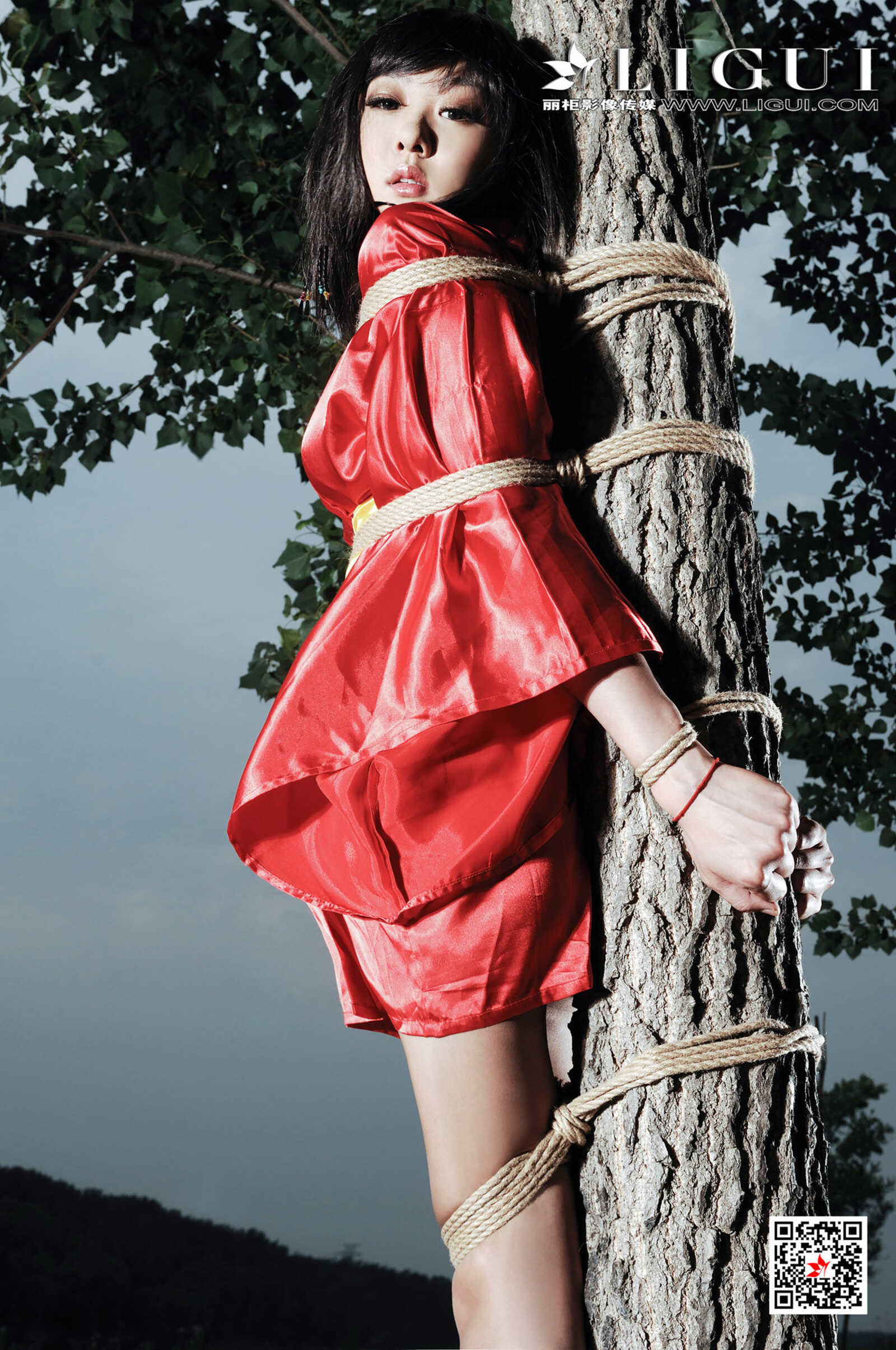 模特佩佩《黑夜美束》 [丽柜Ligui] 精品图集 写真第11张