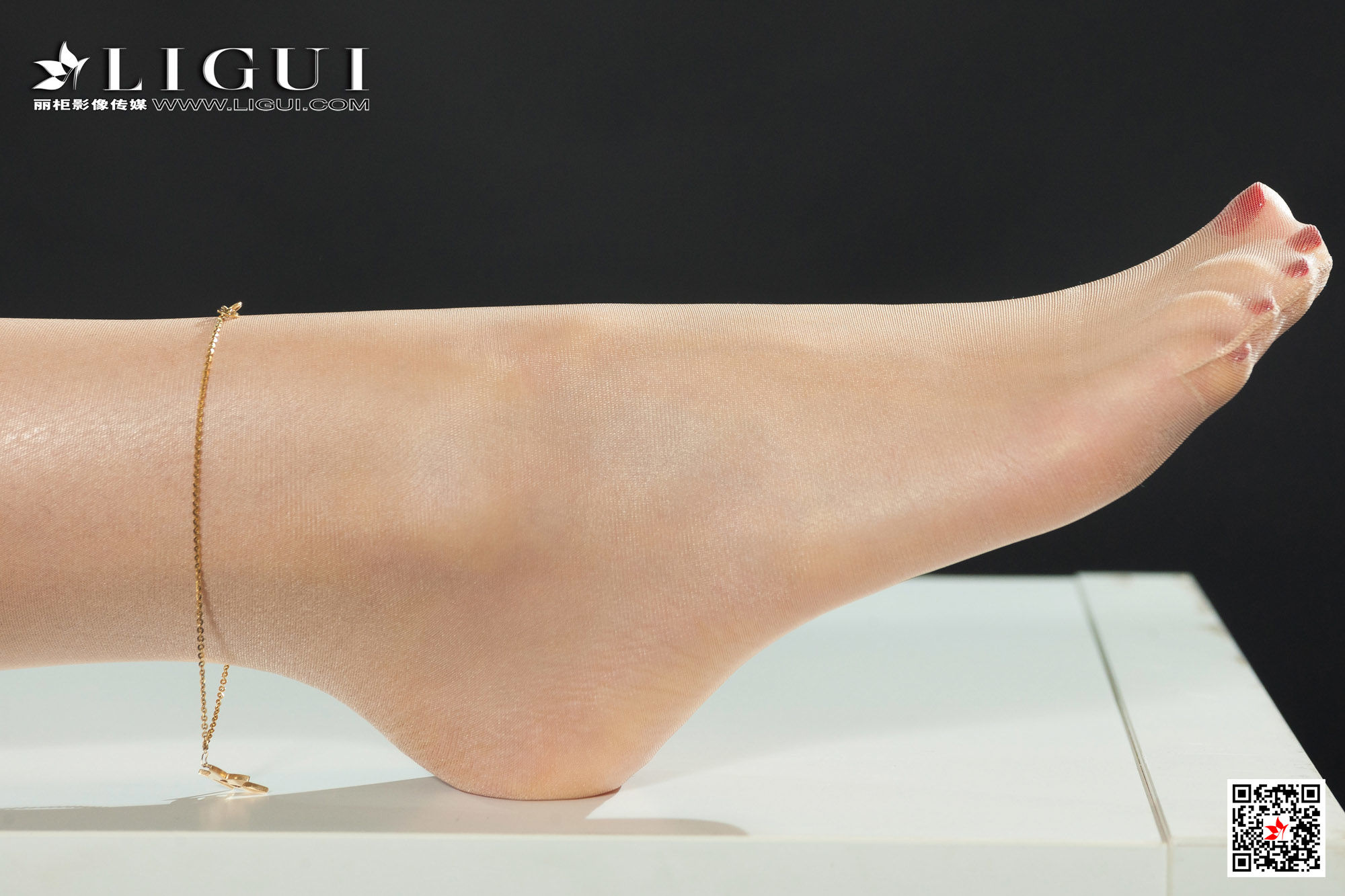 王炜炜《性感白衬衫女郎》 [丽柜Ligui] 写真集第2张