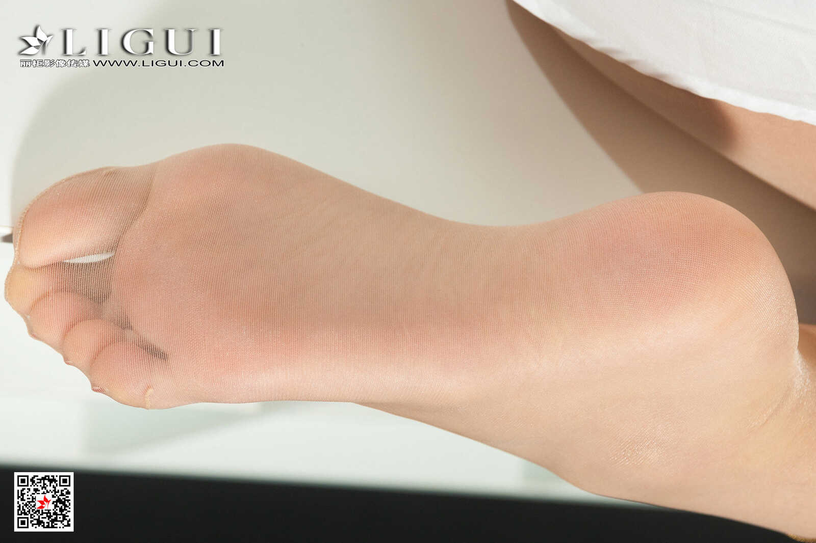 王炜炜《性感白衬衫女郎》 [丽柜Ligui] 写真集第1张