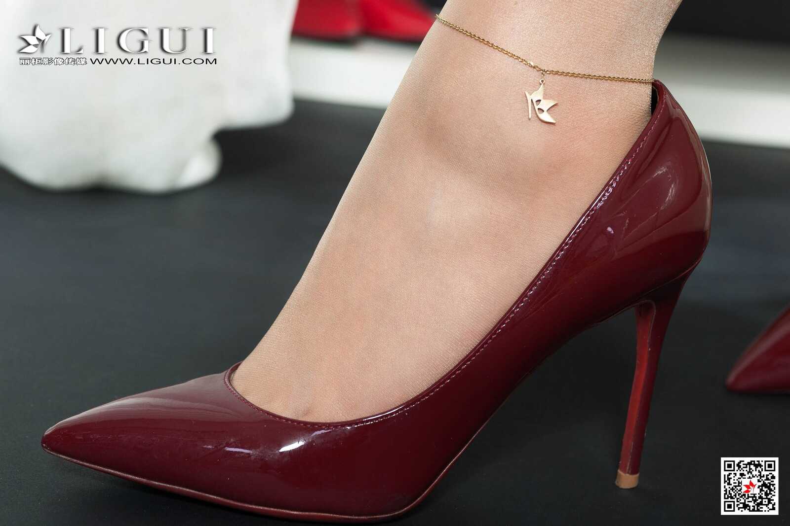 模特斯斯《红衣贵足》 [丽柜Ligui] 网络丽人 写真第3张