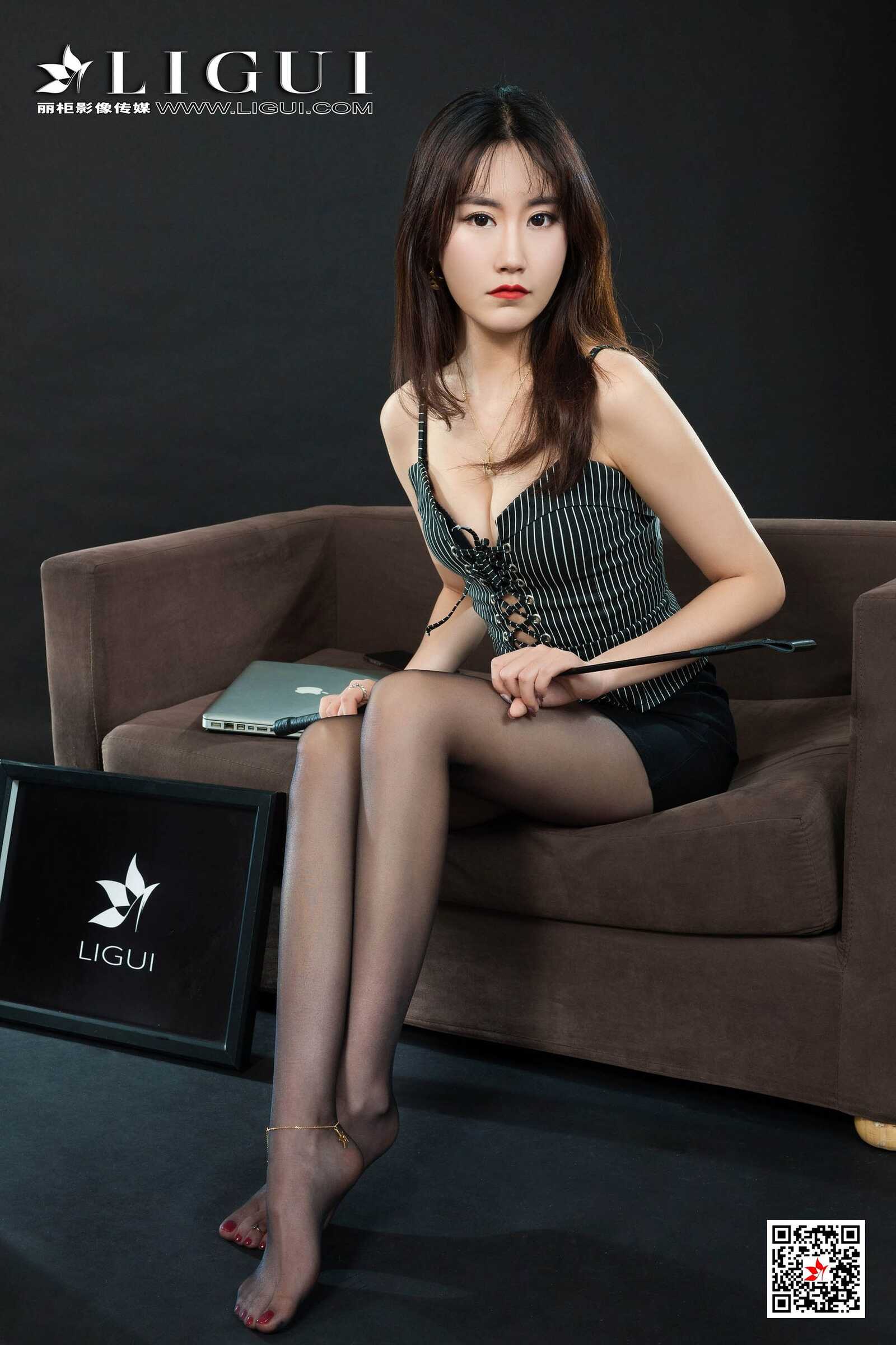 Model 子晴《极品黑丝女秘书》 [丽柜Ligui] 写真集第14张