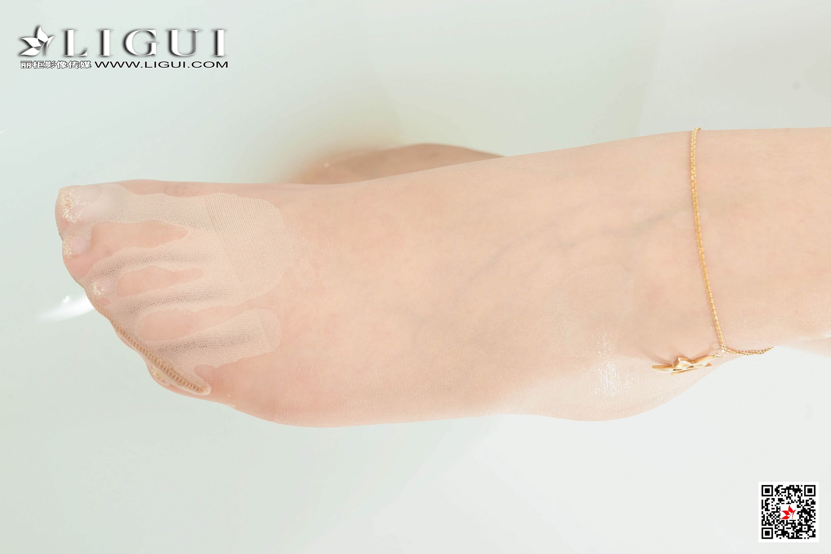 Model 安娜《浴室白衬衫丝足》 [丽柜LIGUI] 写真集第1张