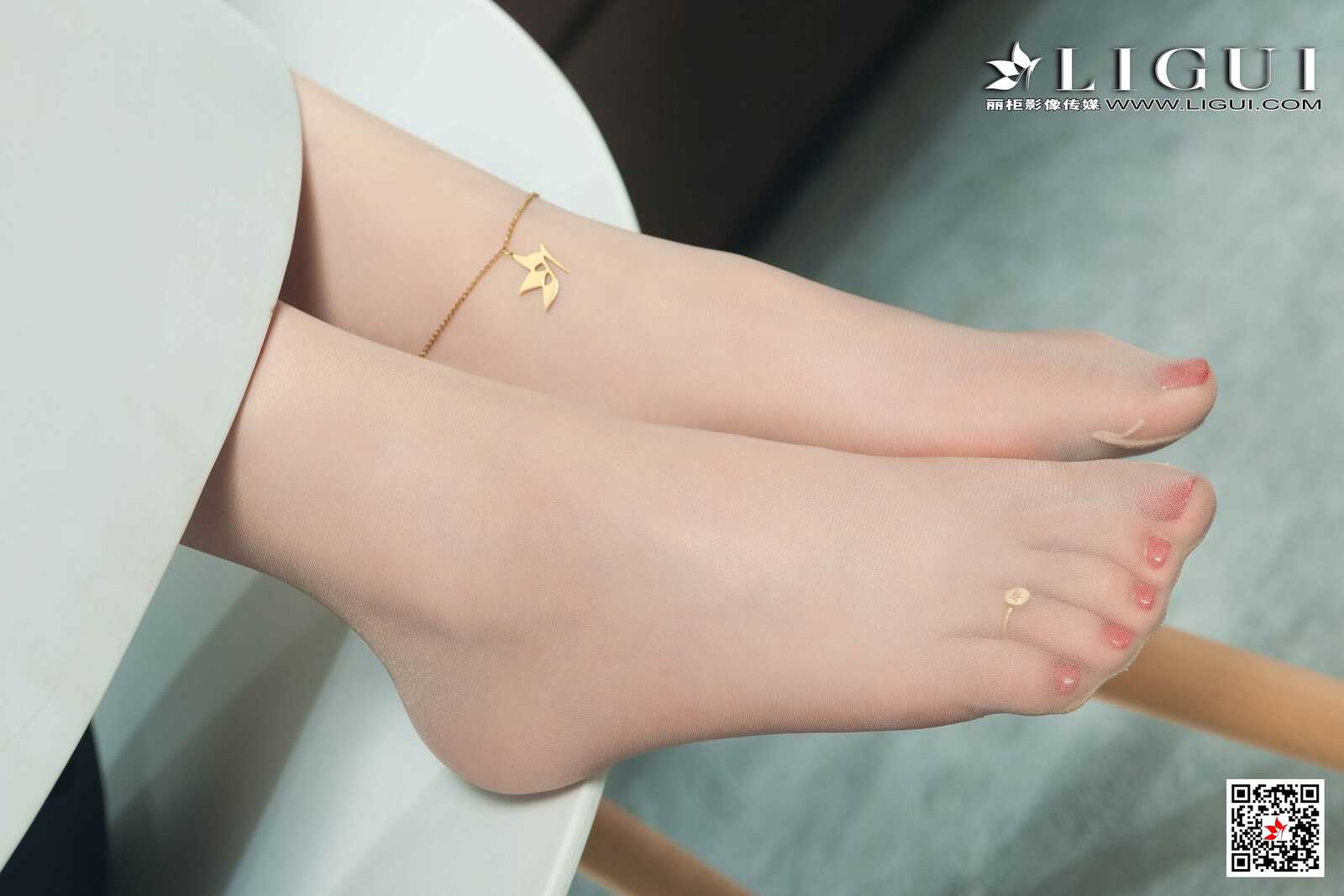 Model 伊伊《肉丝美腿高跟OL》 [丽柜LIGUI] 网络丽人第5张