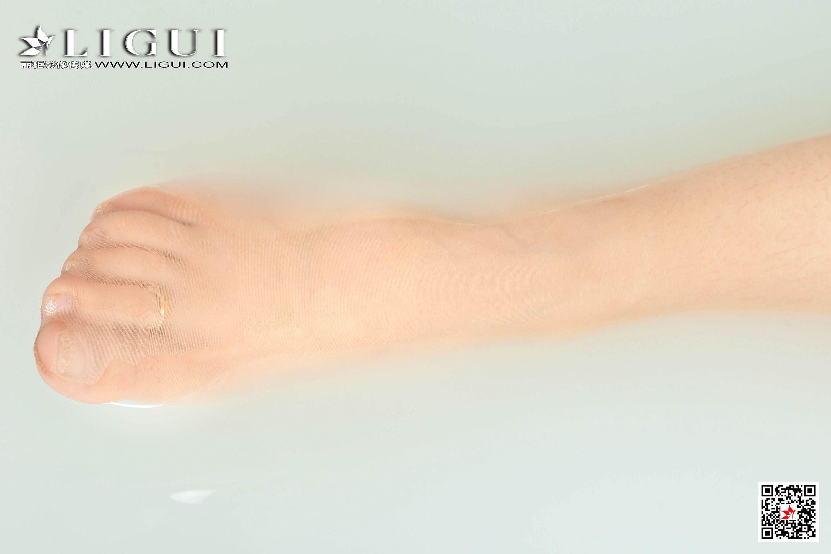 Model 安娜《浴室白衬衫丝足》 [丽柜LIGUI] 写真集第5张