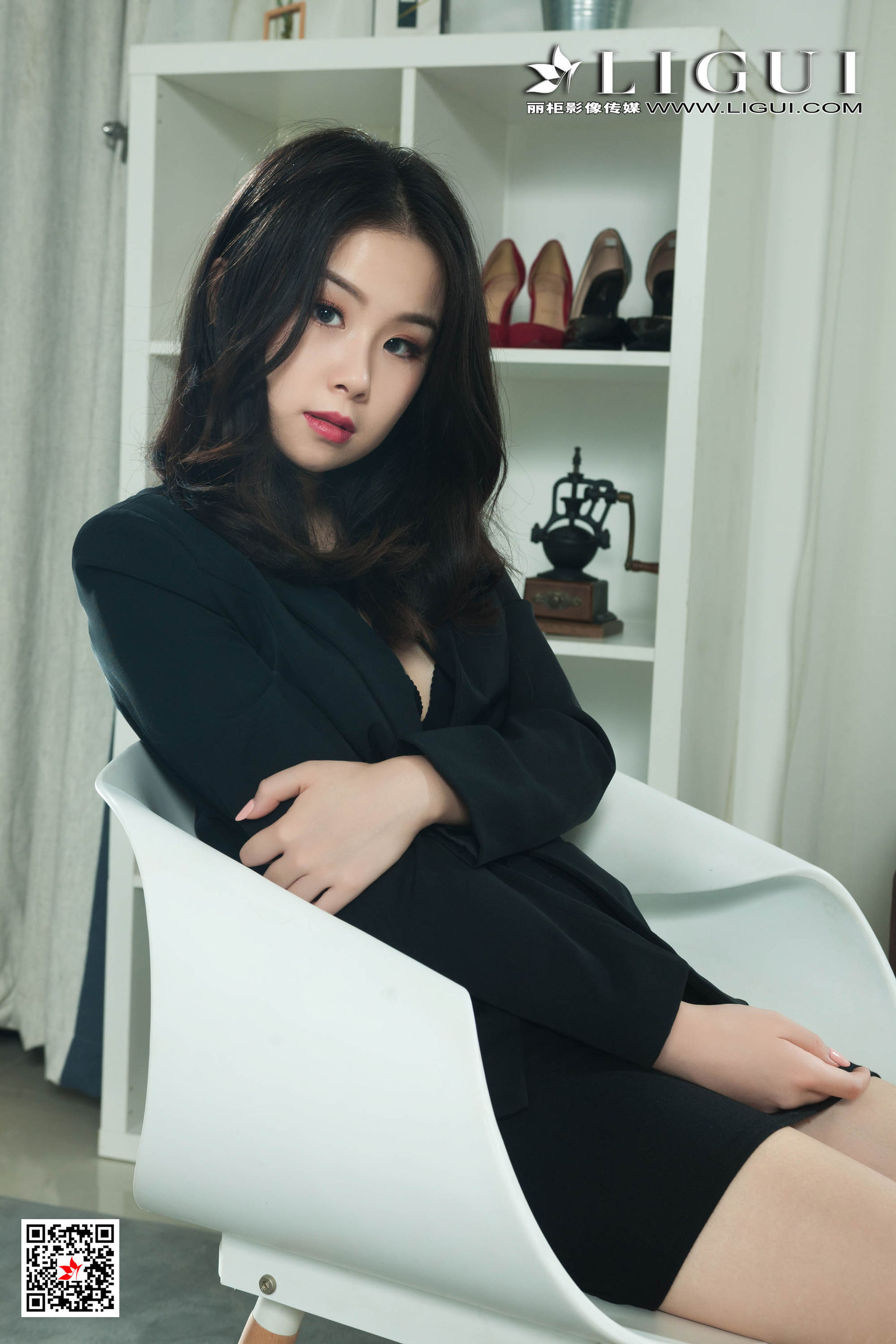 [丽柜Ligui] 网络丽人 Model 小紫 - 眼镜娘秘书第1张