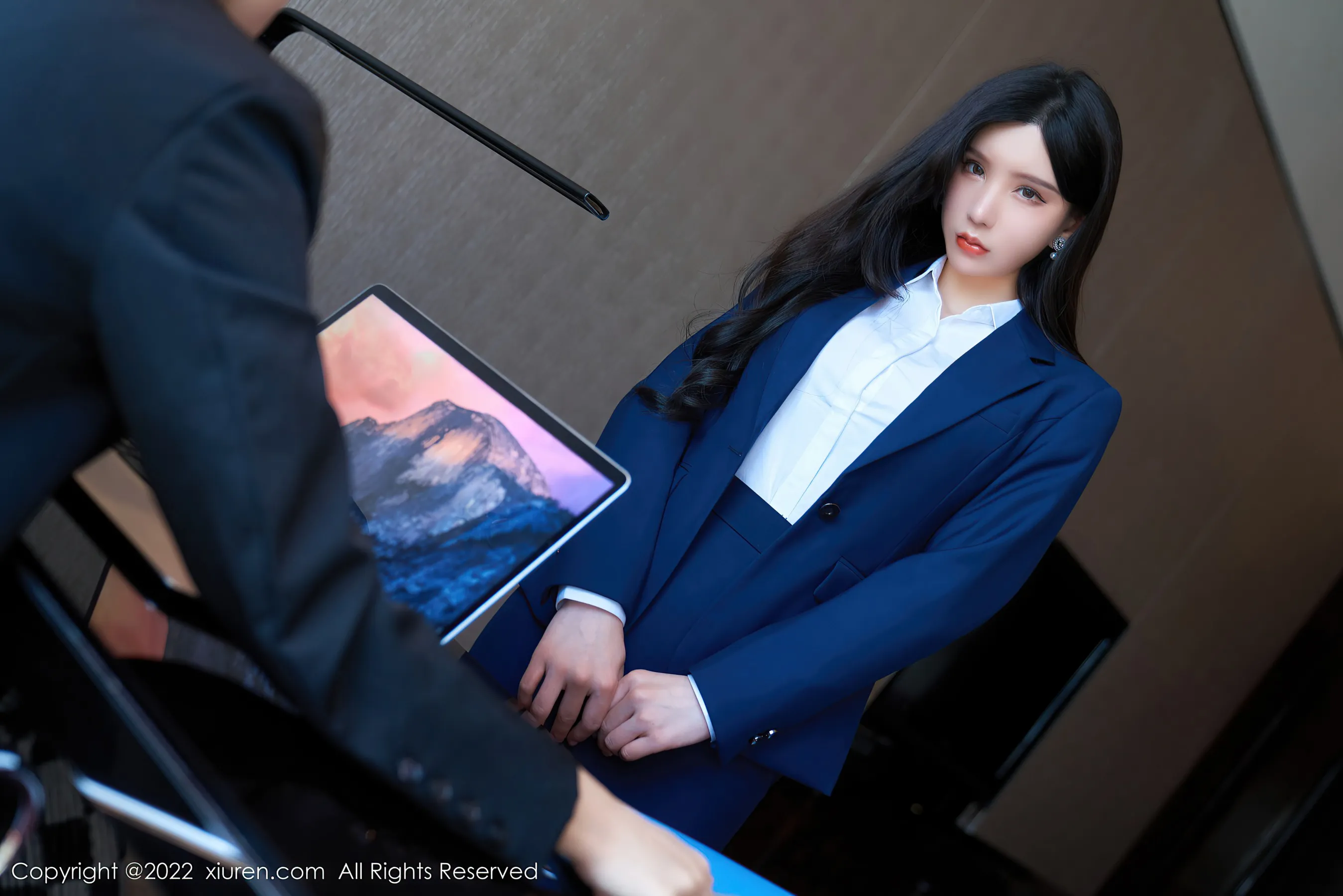  秀人网 No.4708 周于希Sally OL美女黑丝美腿写真第17张