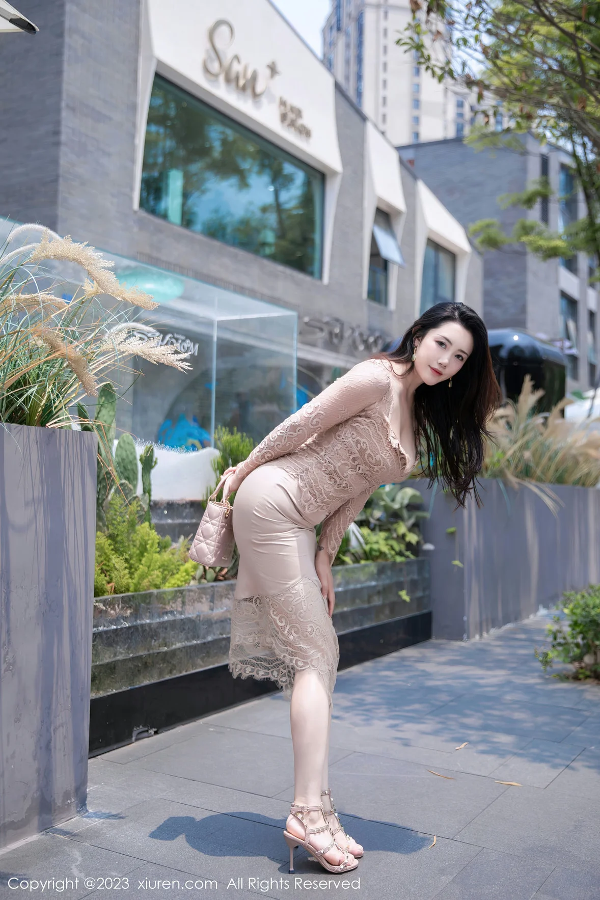  XiuRen 秀人 No.7216 严利娅Yuliya 杏色连衣长裙性感写真 [90P]第11张