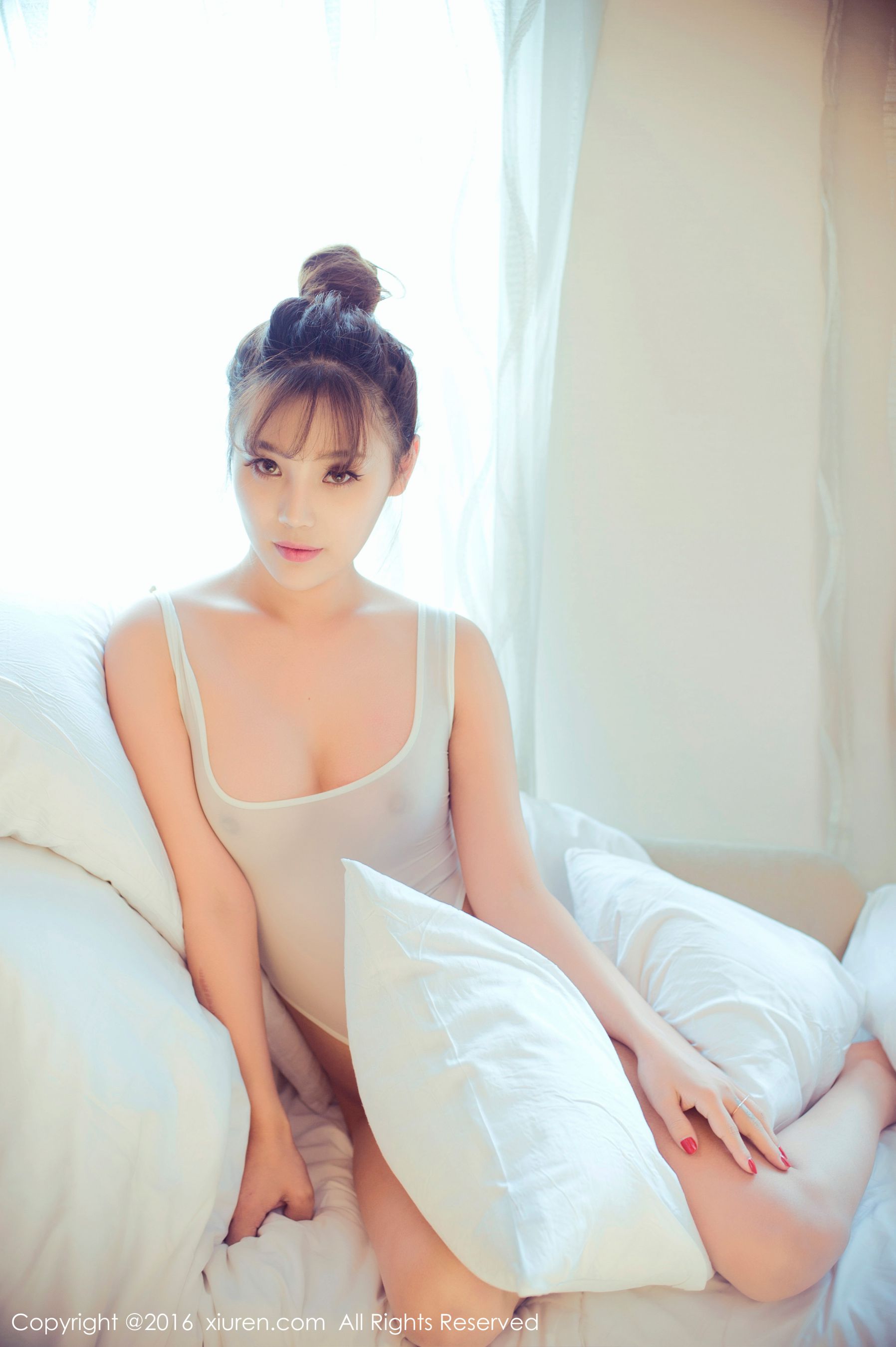 周予然《高叉泳衣、爆乳内衣、高跟美腿、白色超短工字背心装》 秀人网 No.633第20张