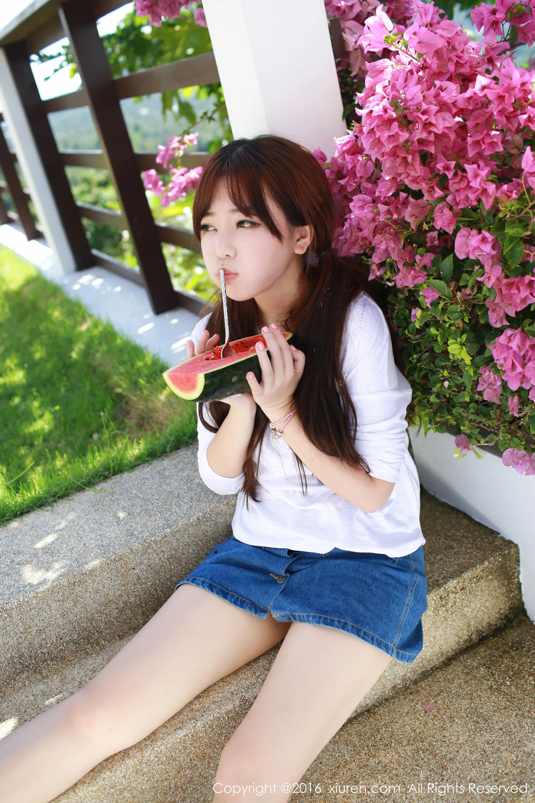 刘飞儿Faye《西瓜+牛仔超短裙+针织内衣》 秀人网 No.490第4张