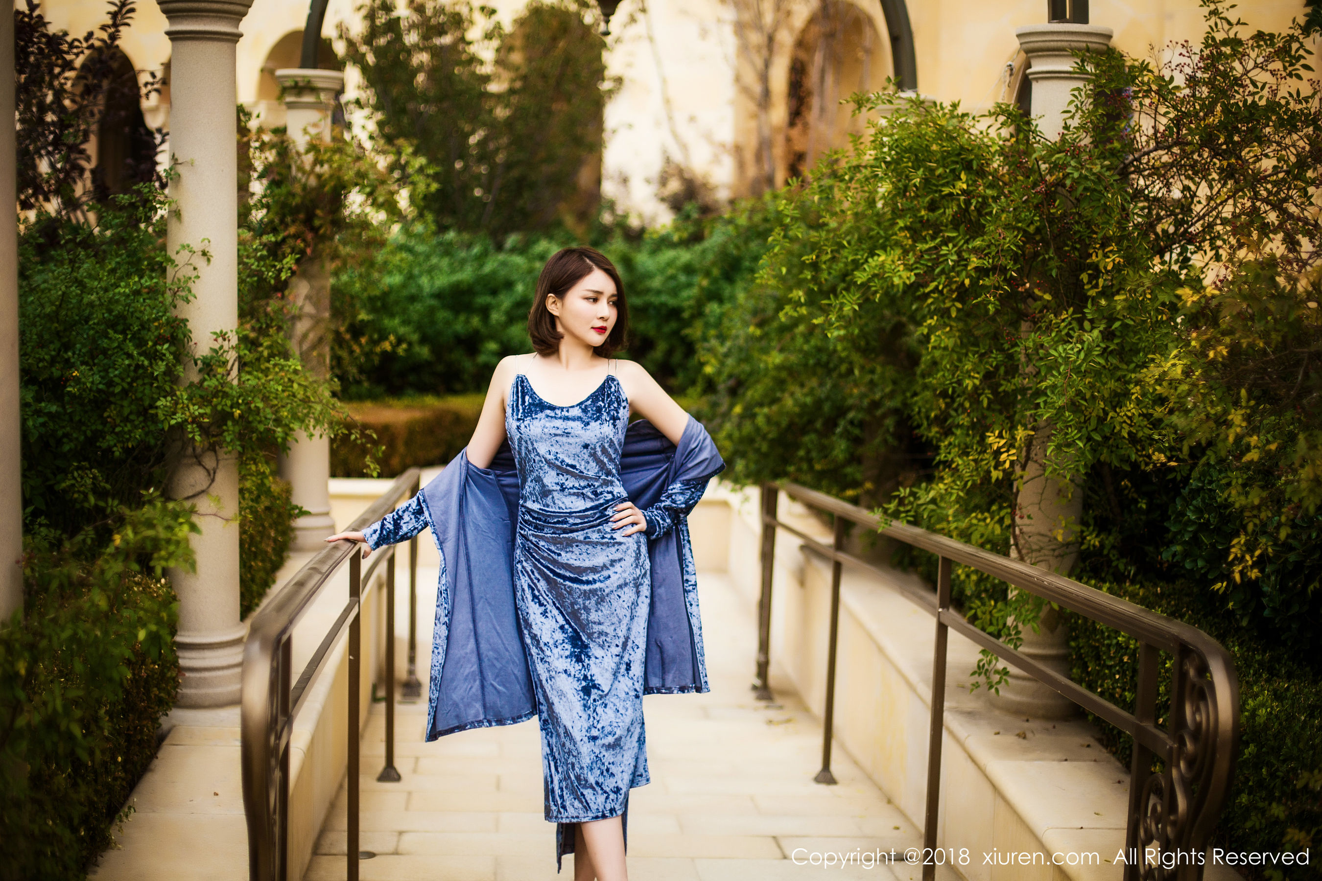  女神@廿十《长裙街拍+内衣+浴袍》 秀人 No.935第1张