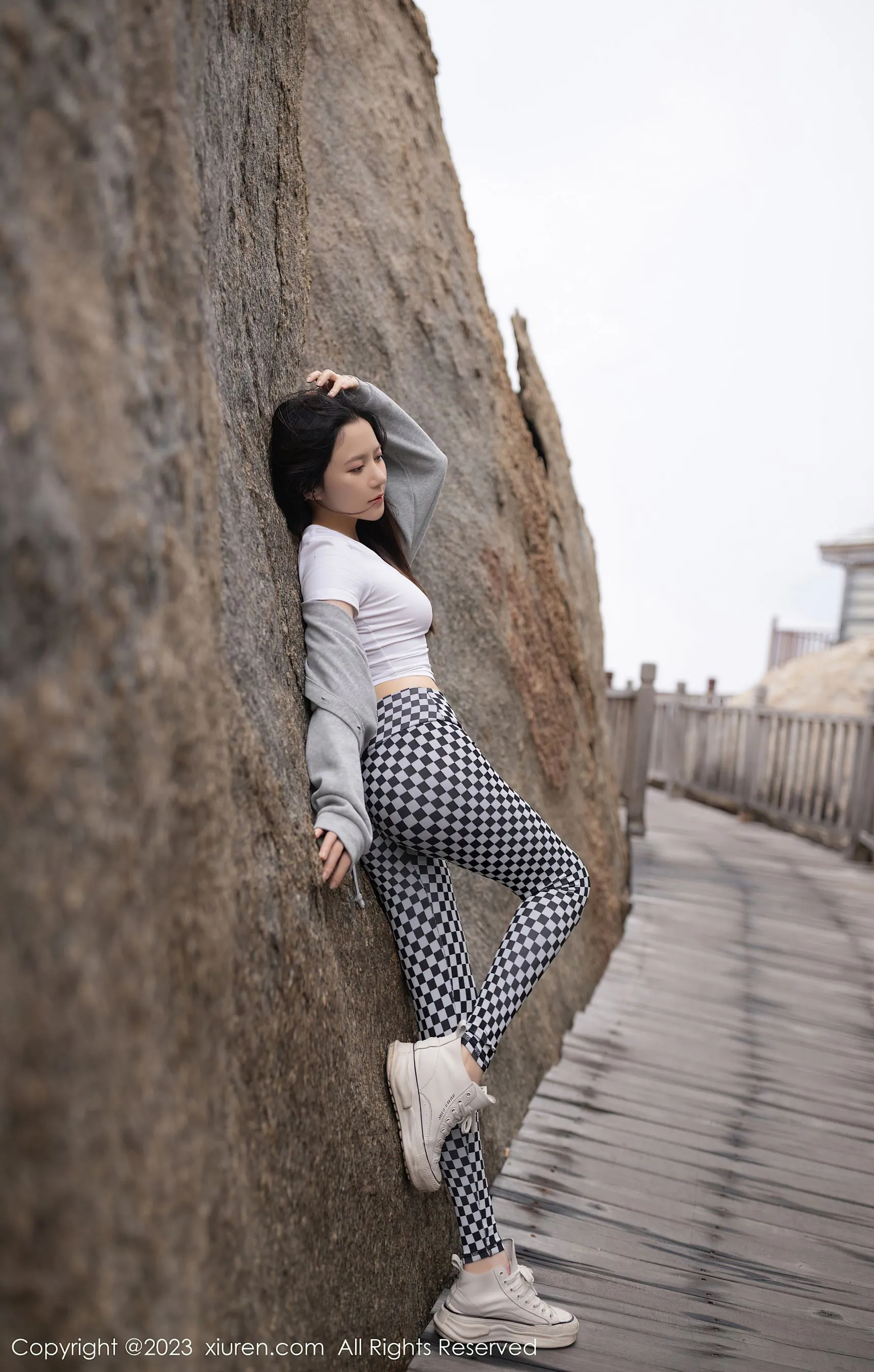 秀人网 No.6541 鱼子酱Fish 车拍美腿第27张