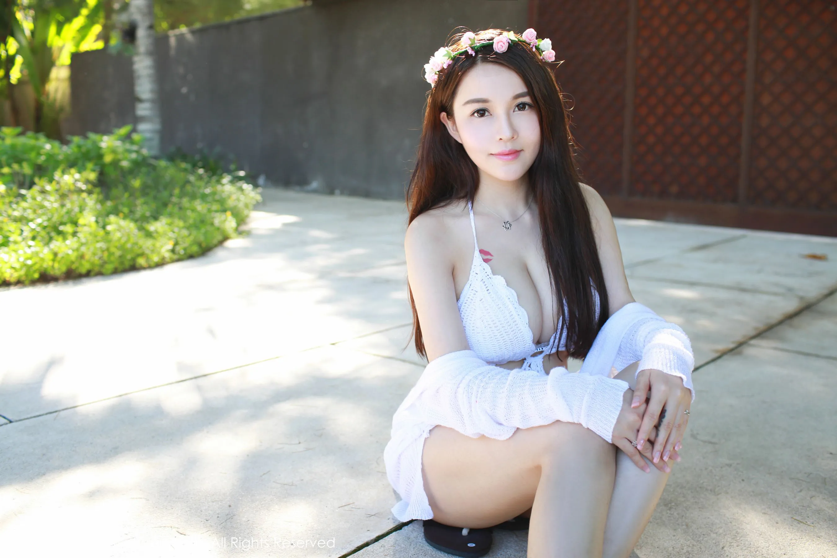 沈蜜桃off《巴厘岛旅拍》花环女神系列 秀人网 No.538第1张