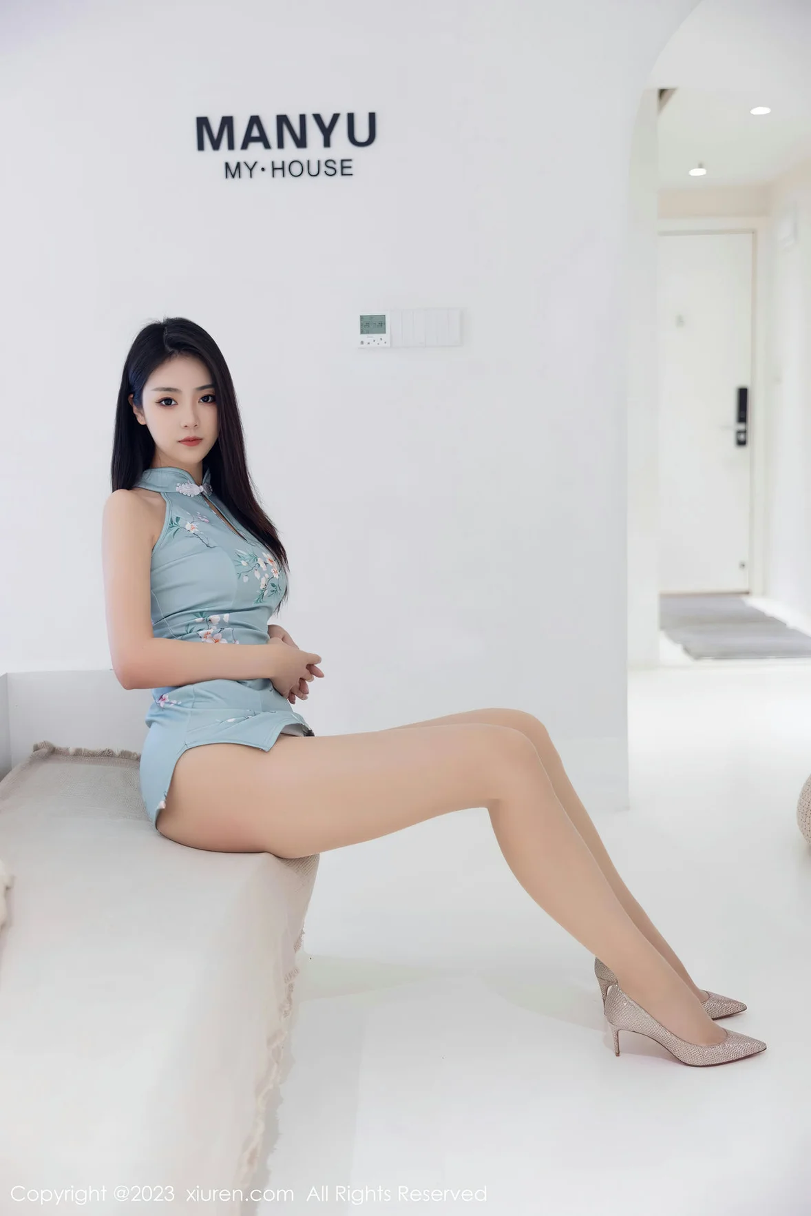  XiuRen 秀人 No.7067 可樂Vicky 短款旗袍性感写真 [104P]第14张