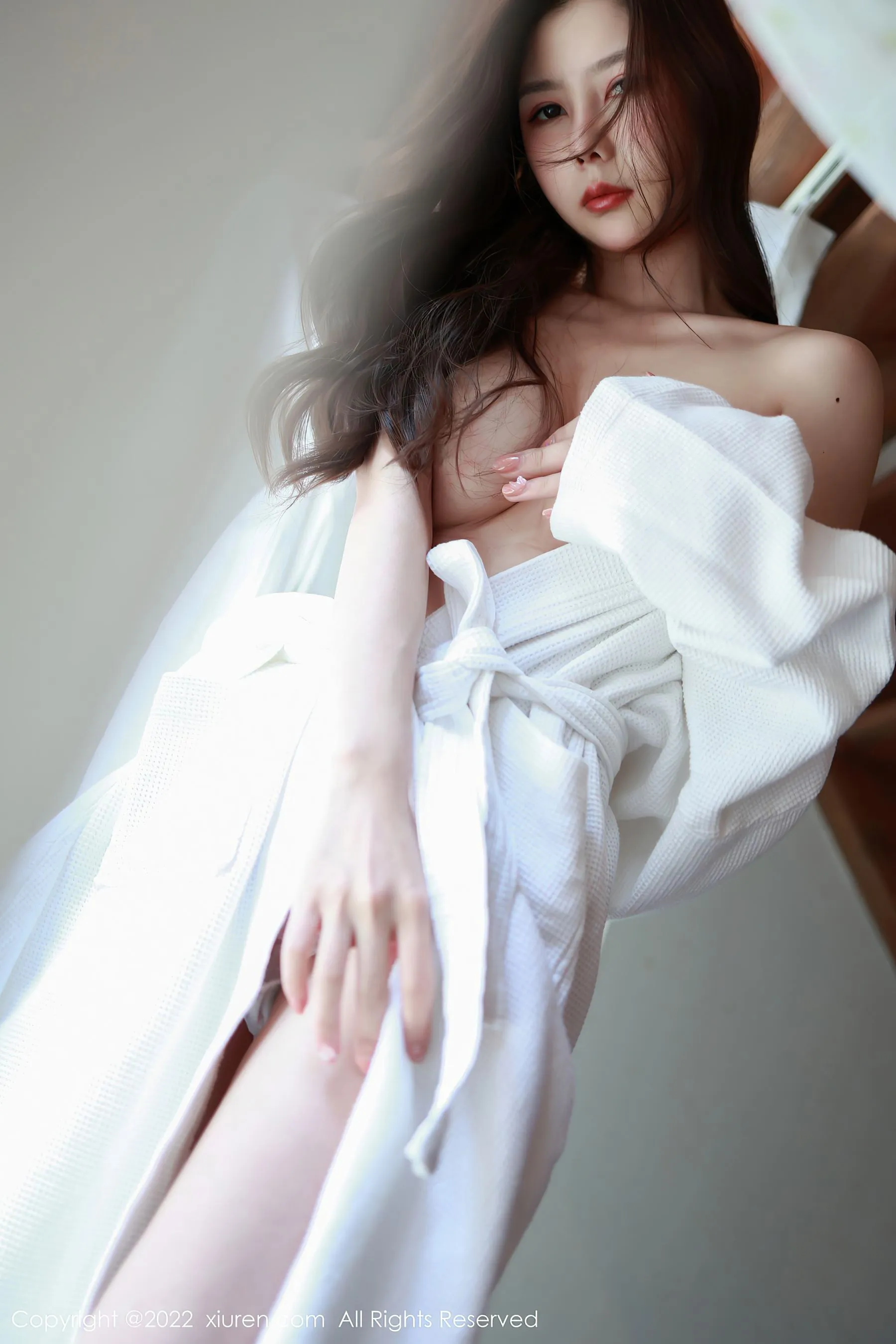  秀人网 No.4932 尹甜甜 睡袍美腿第4张