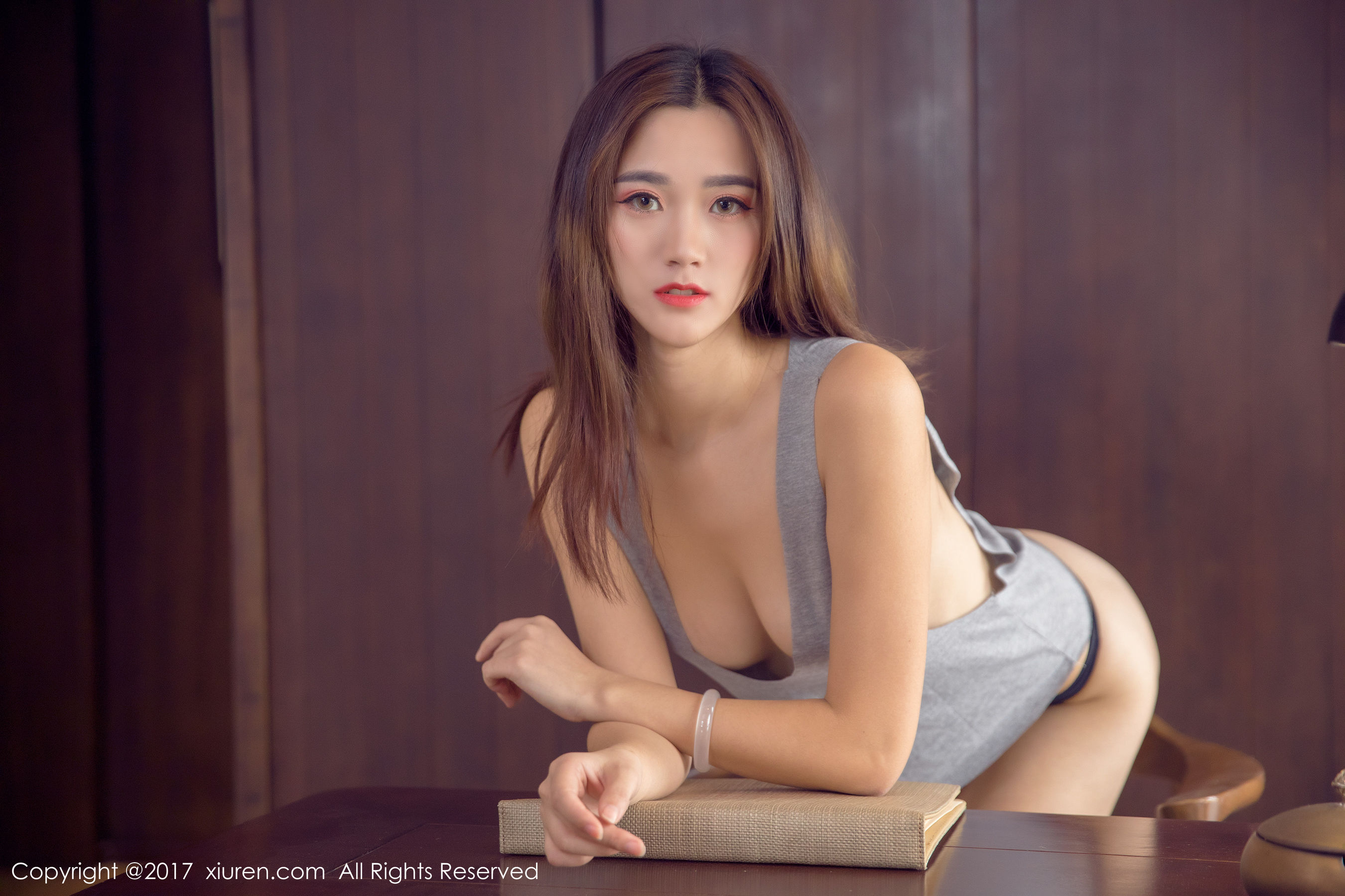 小米小米z《半透黑色纱衣和宽大小背心》 秀人 NO.878第14张