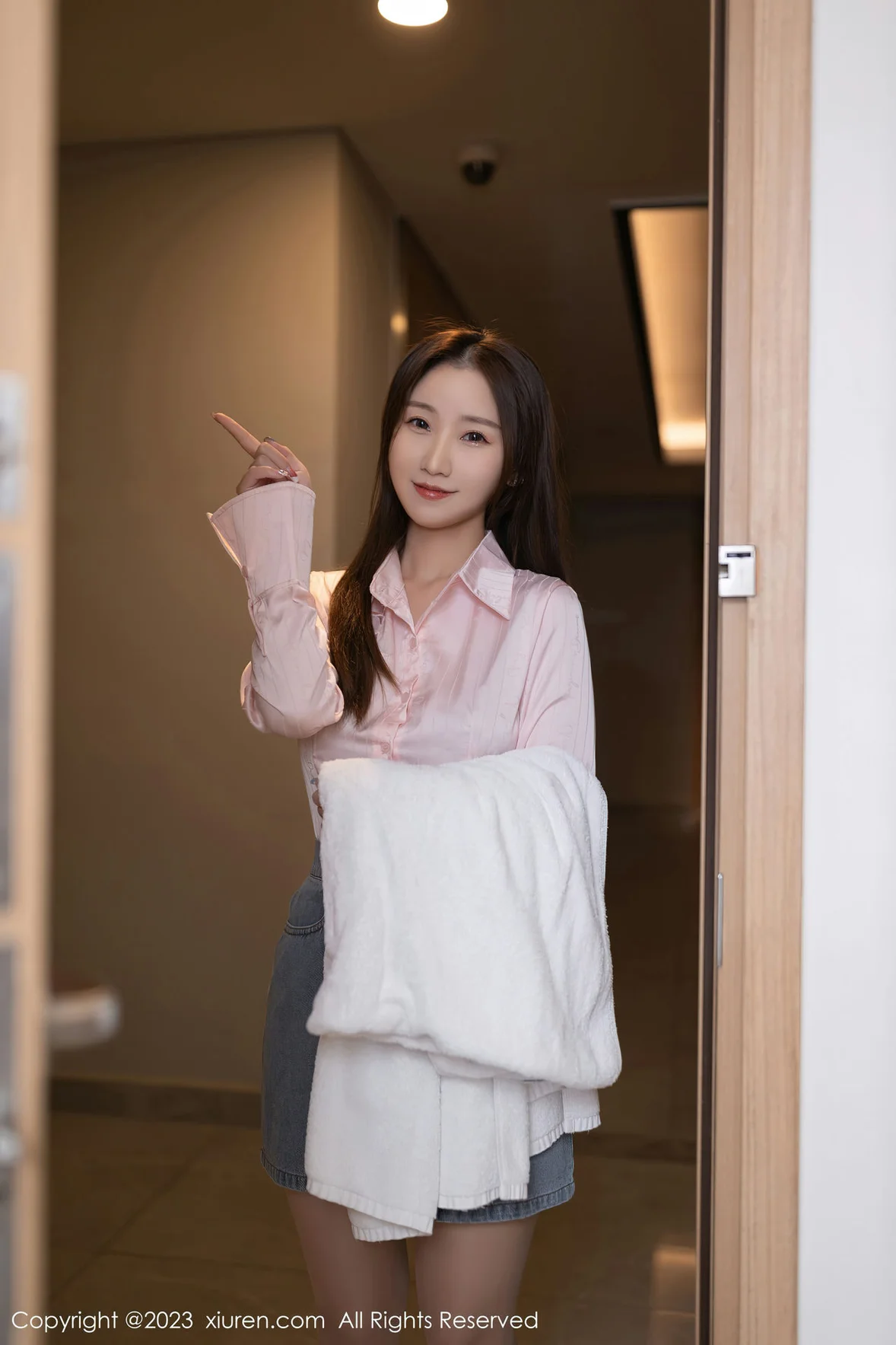  XiuRen 秀人 No.6832 主题“向邻居借水” 杏子Yada 性感写真 [80P]第1张