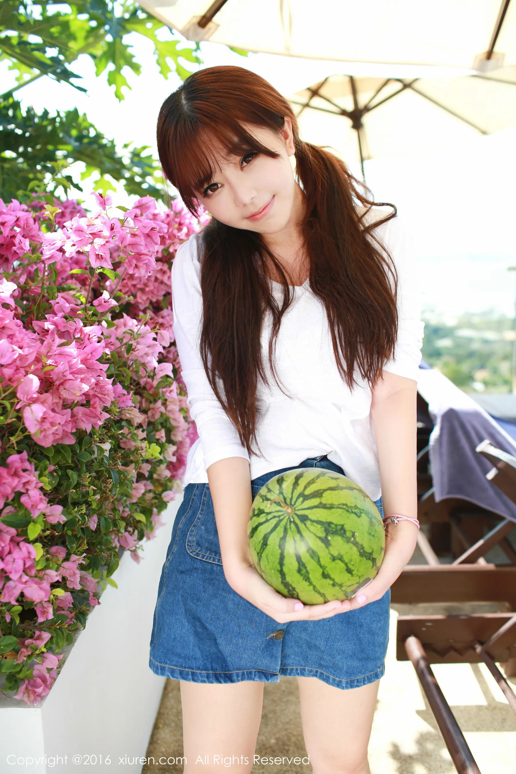 刘飞儿Faye《西瓜+牛仔超短裙+针织内衣》 秀人网 No.490第1张