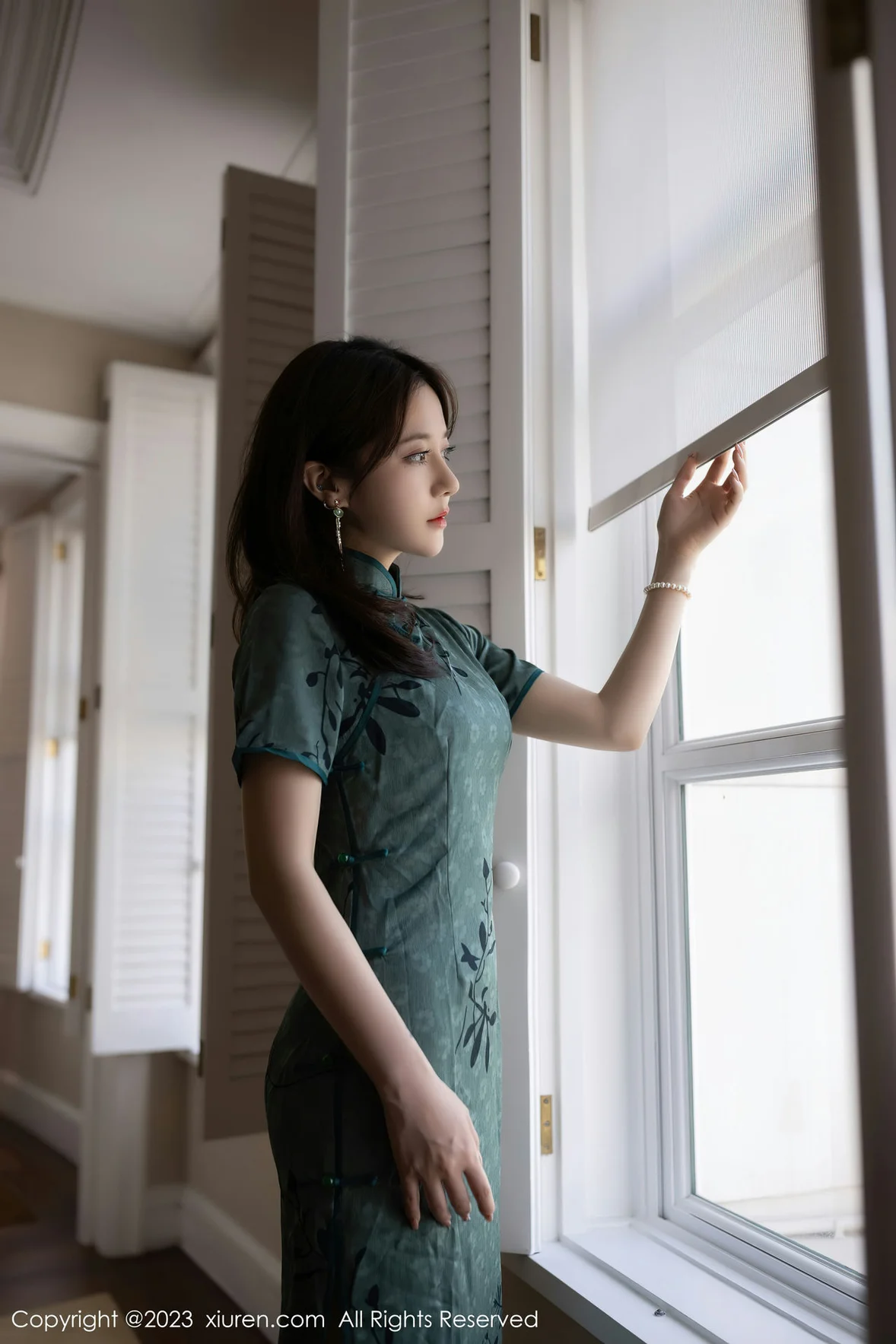  XiuRen 秀人 No.6893 鱼子酱Fish 旗袍写真巴厘岛旅拍 [82P]第1张