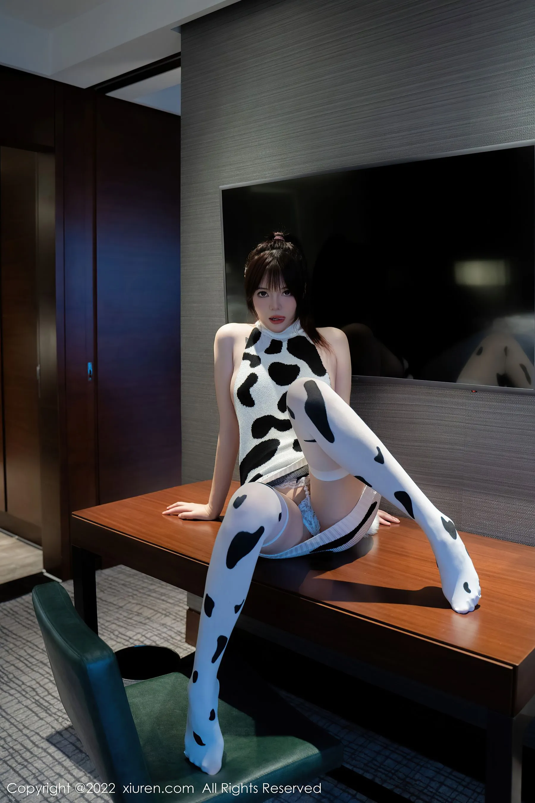 秀人网 No.5896 Arude薇薇 奶牛服美臀第16张