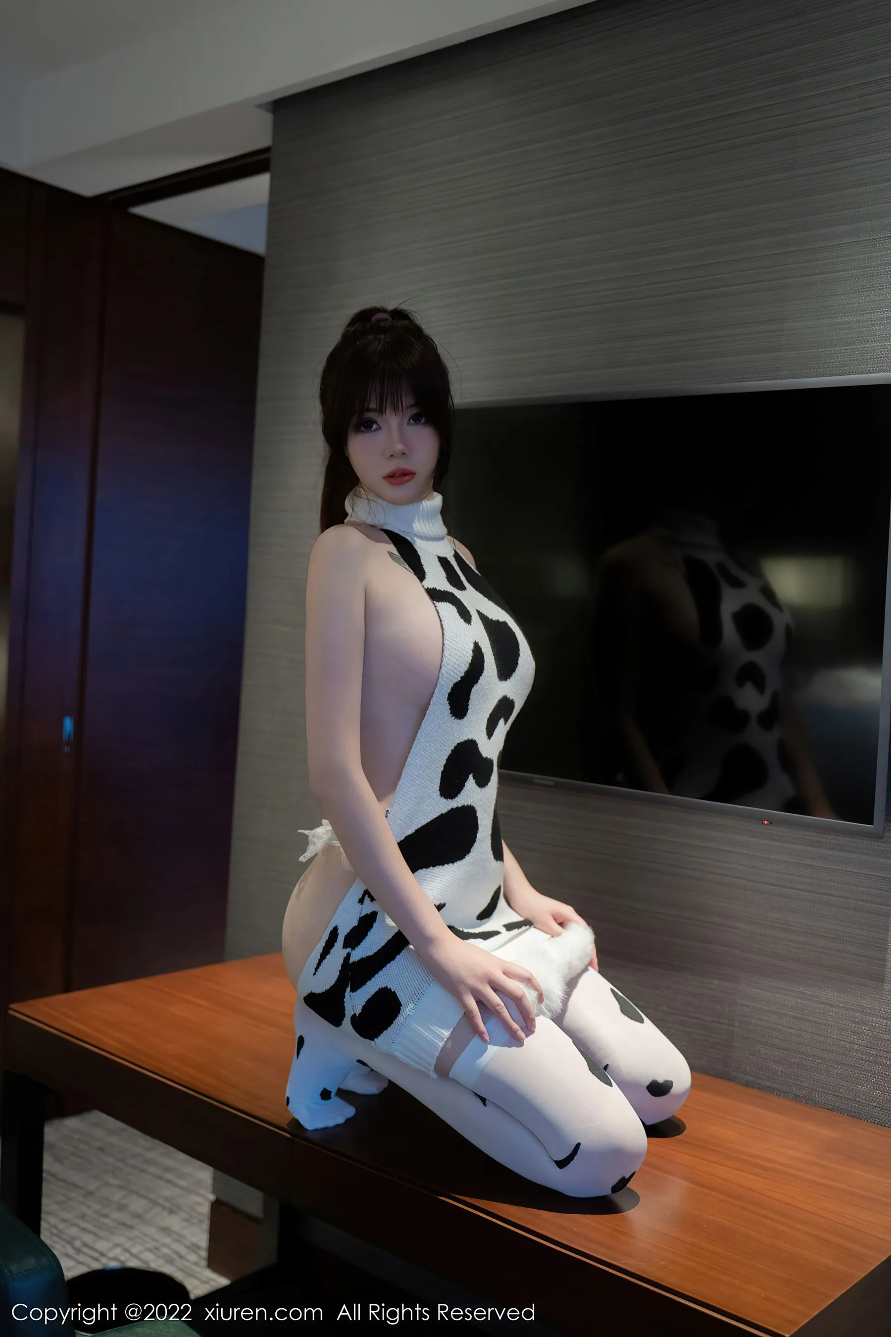 秀人网 No.5896 Arude薇薇 奶牛服美臀第18张