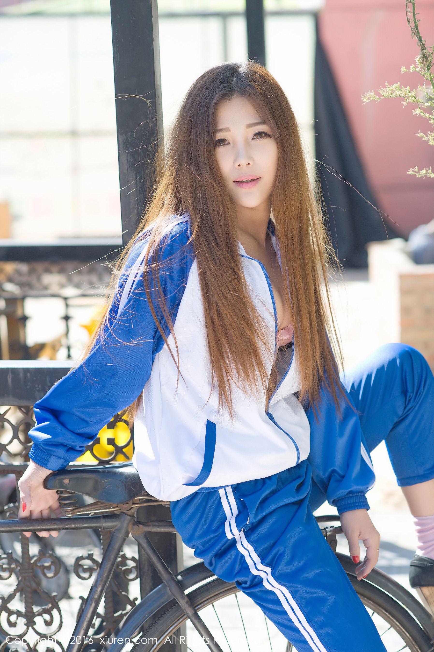  周予然《高中校服户外爆乳，经典日系校服》 秀人网 No.651第13张