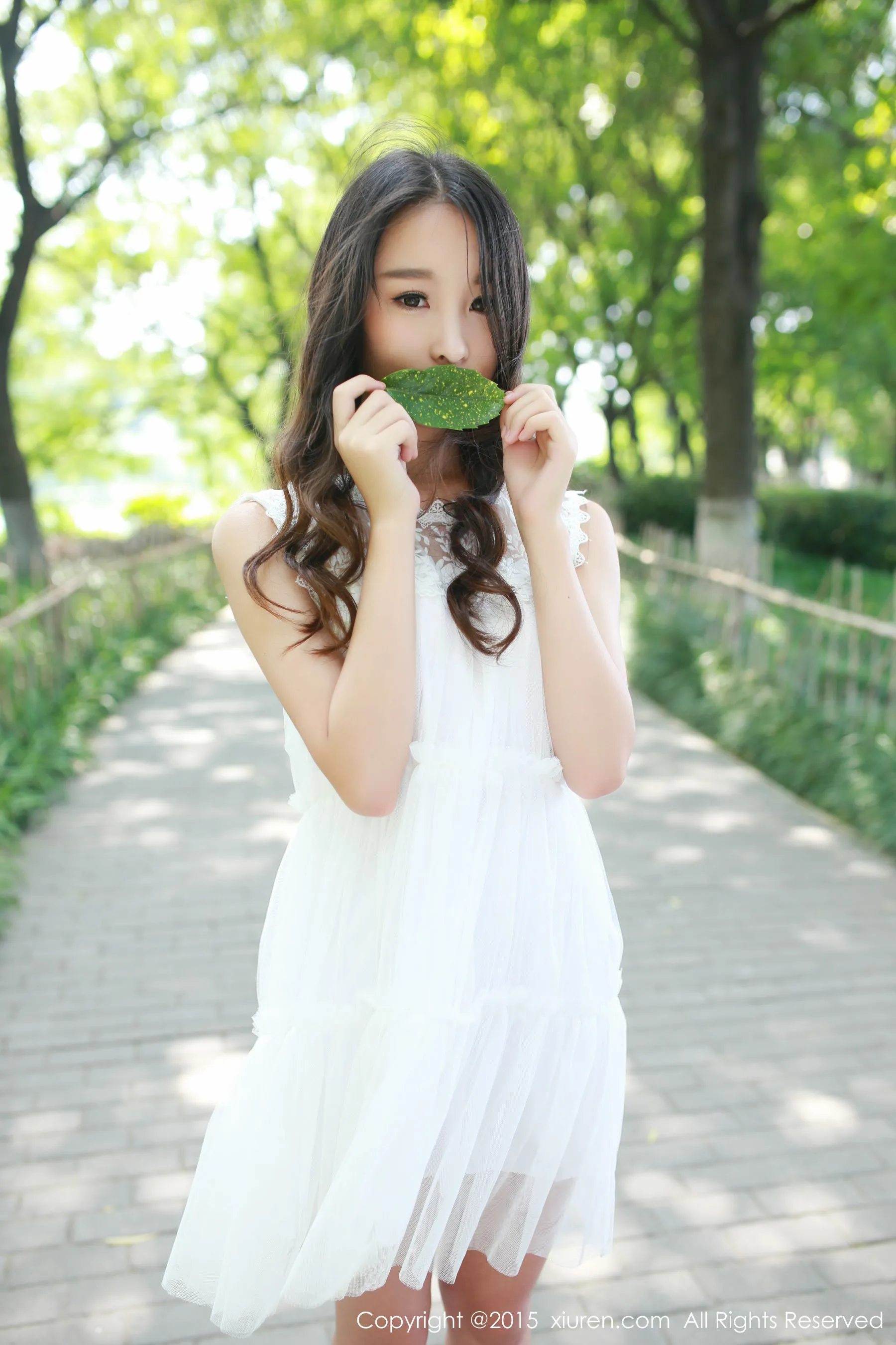  梓萱Crystal《小清新外拍~ 野外露出》 秀人网 No.371第5张