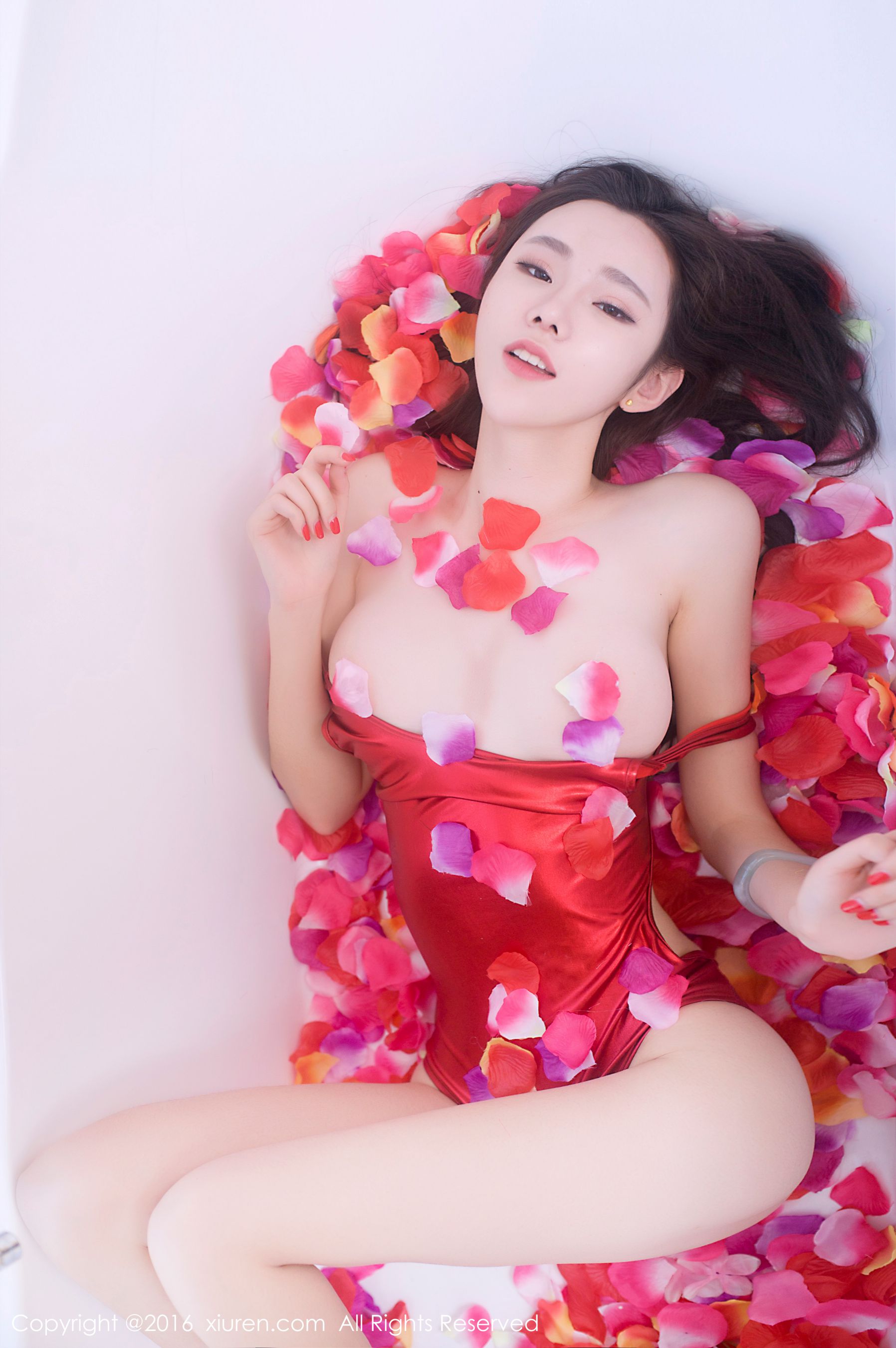  萌琪琪Irene《浴缸花瓣半裸诱惑、高叉猩红色连体比基尼》 秀人网 No.625