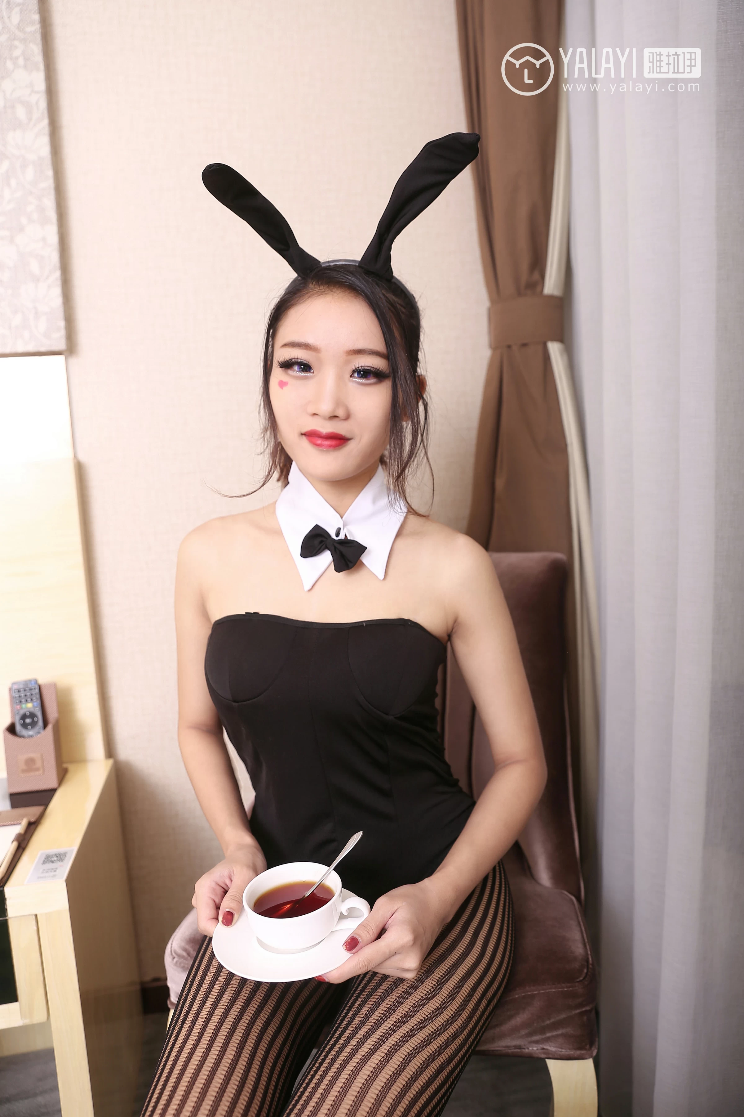 [YALAYI雅拉伊]NO.030 条纹黑丝美腿 兔洱 黑色兔女郎制服加黑色情趣渔网袜性感私房写真集第4张