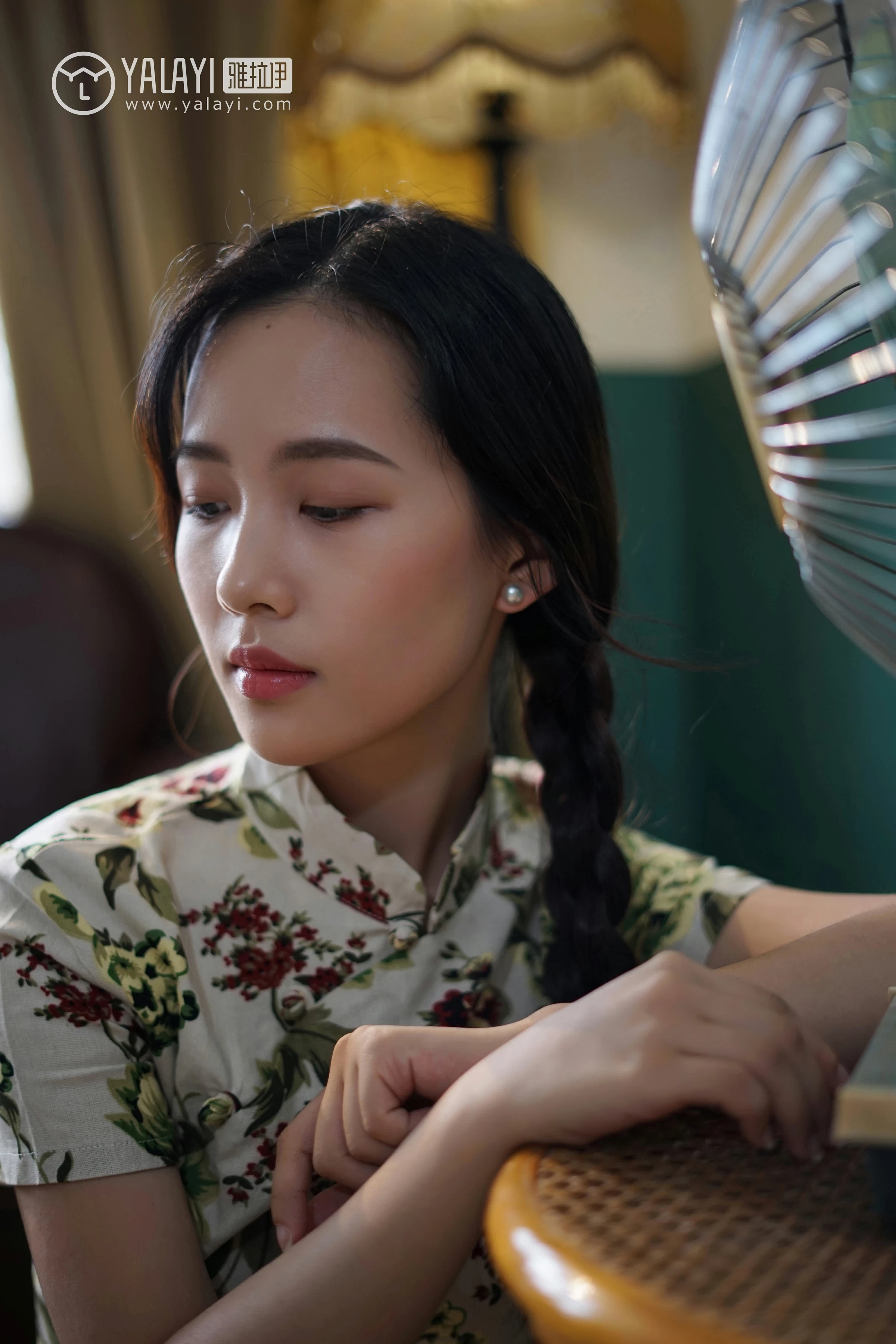 [YALAYI雅拉伊]NO.034 初见 卡柔 白色紧身旗袍与黑色吊带连衣裙性感私房写真集第3张