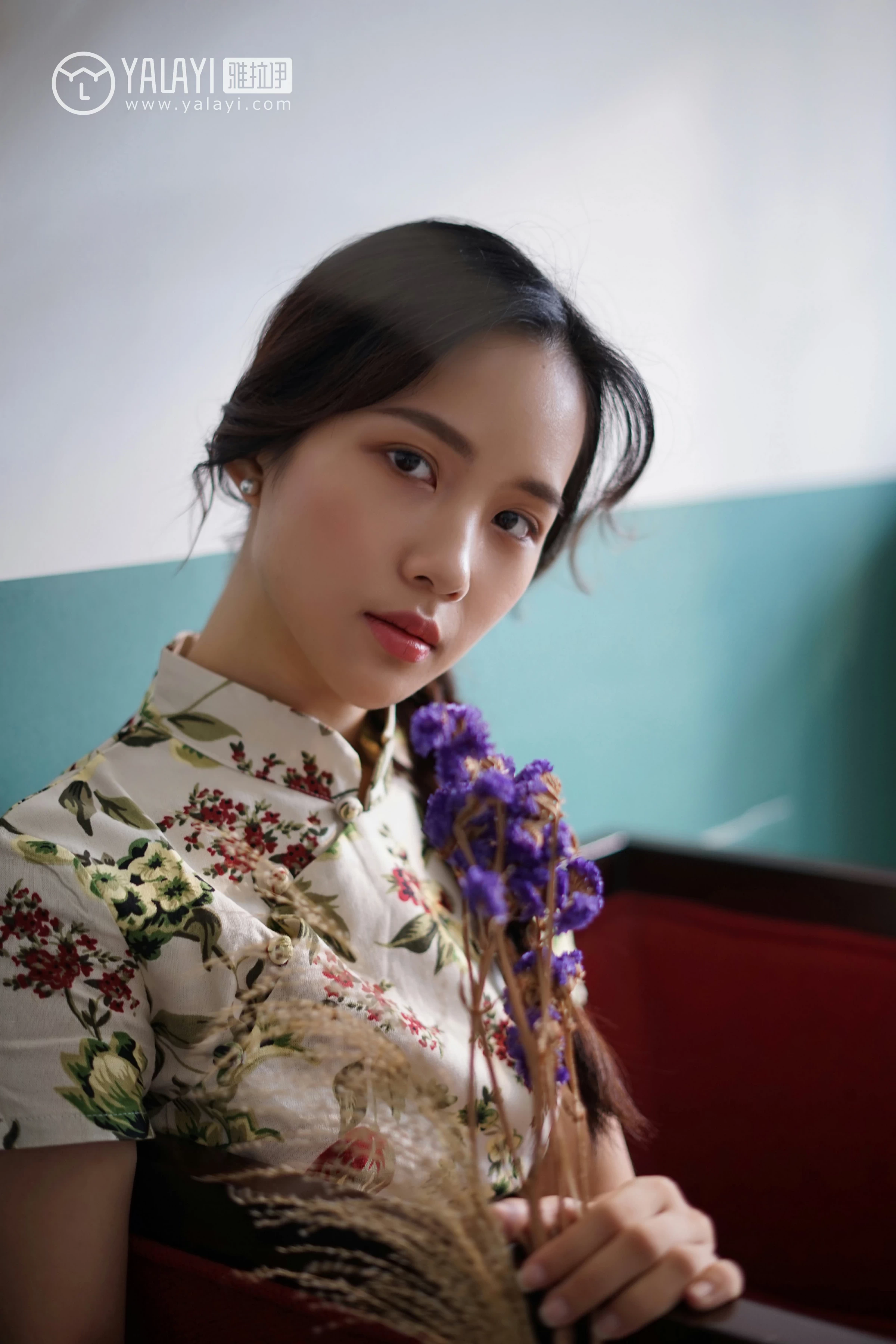 [YALAYI雅拉伊]NO.034 初见 卡柔 白色紧身旗袍与黑色吊带连衣裙性感私房写真集第6张