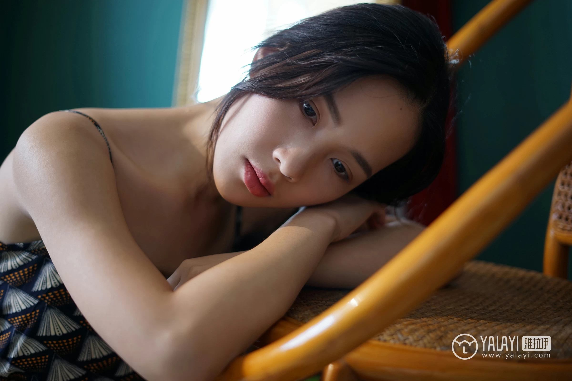 [YALAYI雅拉伊]NO.034 初见 卡柔 白色紧身旗袍与黑色吊带连衣裙性感私房写真集第8张