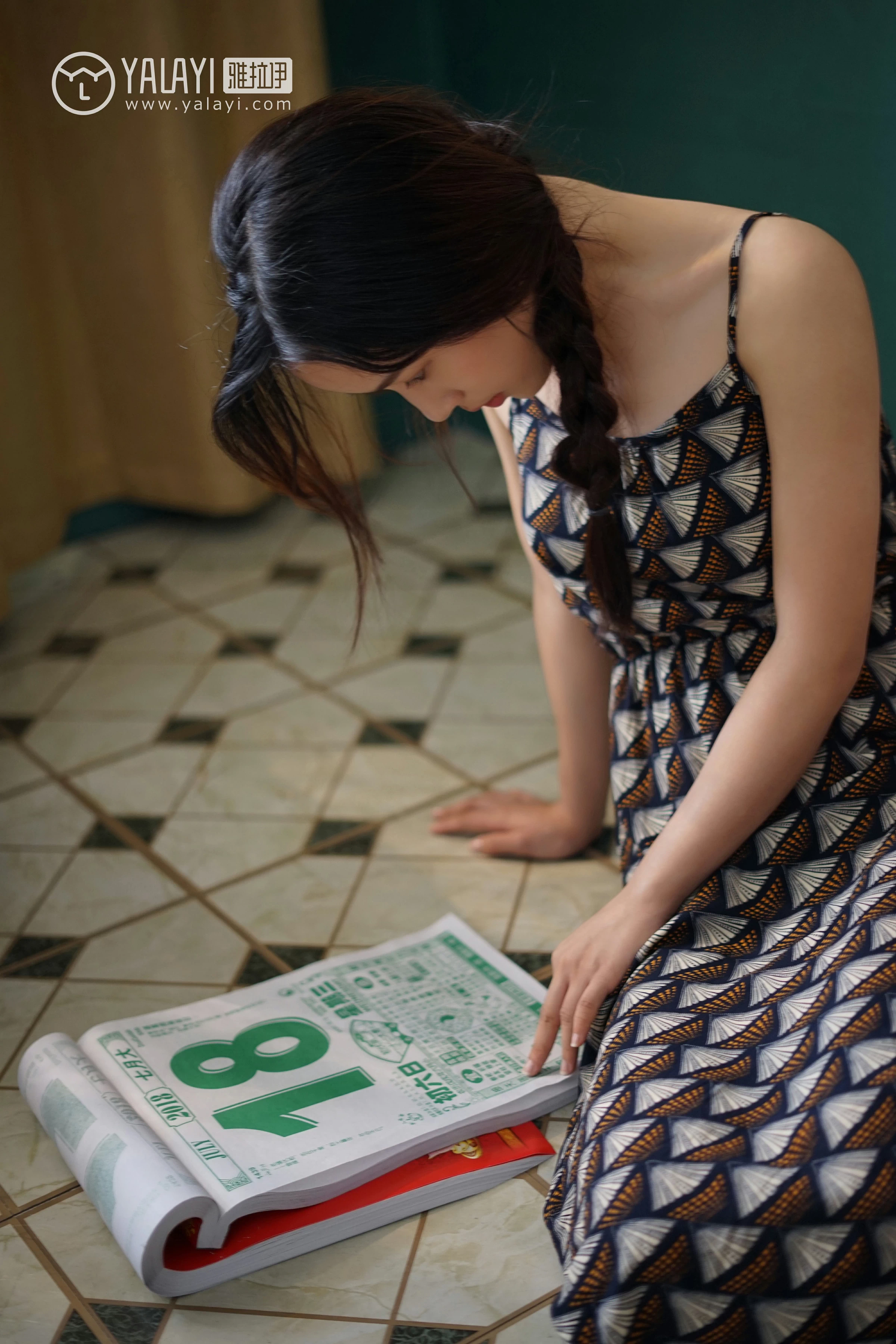 [YALAYI雅拉伊]NO.034 初见 卡柔 白色紧身旗袍与黑色吊带连衣裙性感私房写真集第10张