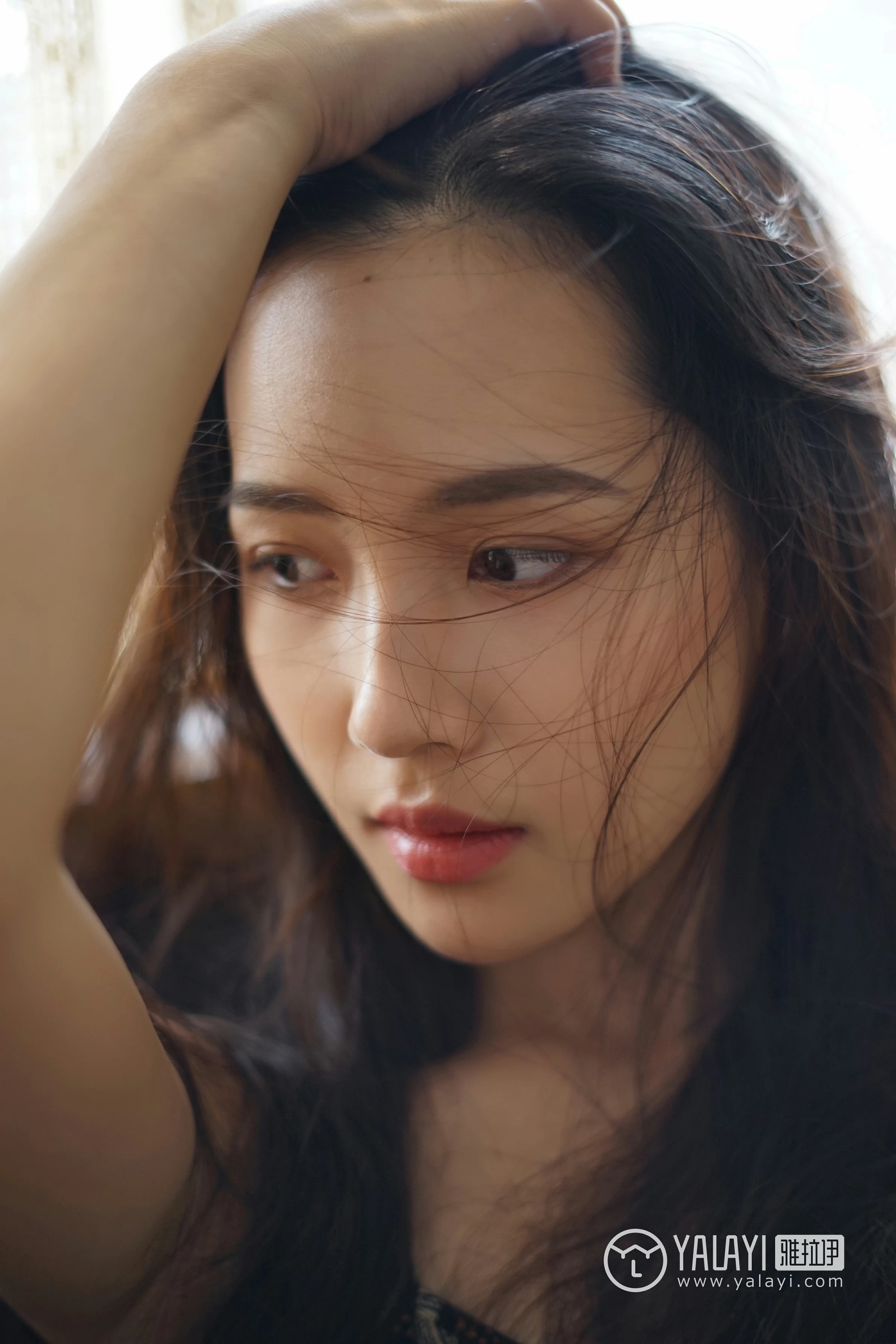 [YALAYI雅拉伊]NO.034 初见 卡柔 白色紧身旗袍与黑色吊带连衣裙性感私房写真集第13张