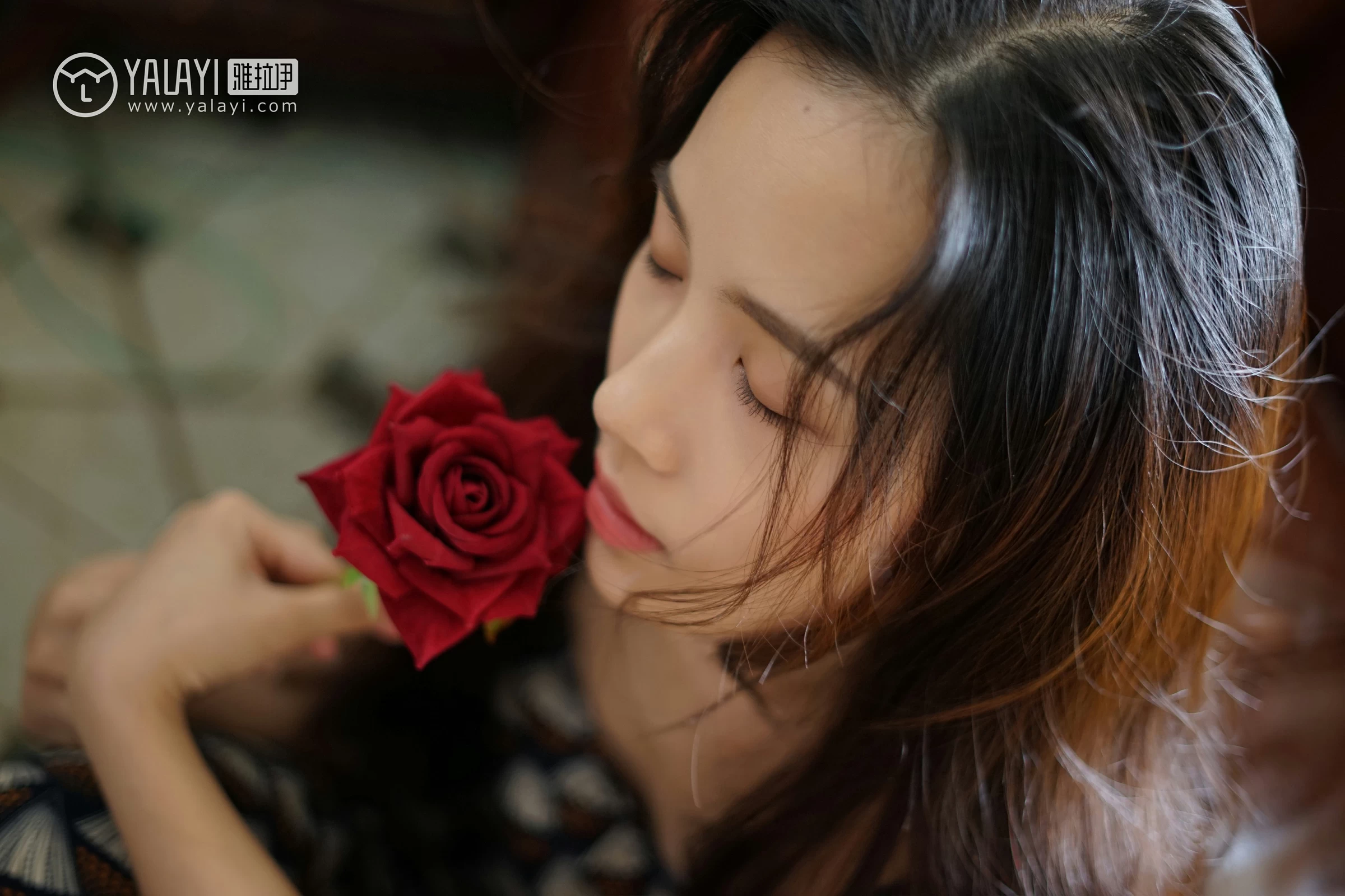 [YALAYI雅拉伊]NO.034 初见 卡柔 白色紧身旗袍与黑色吊带连衣裙性感私房写真集第16张