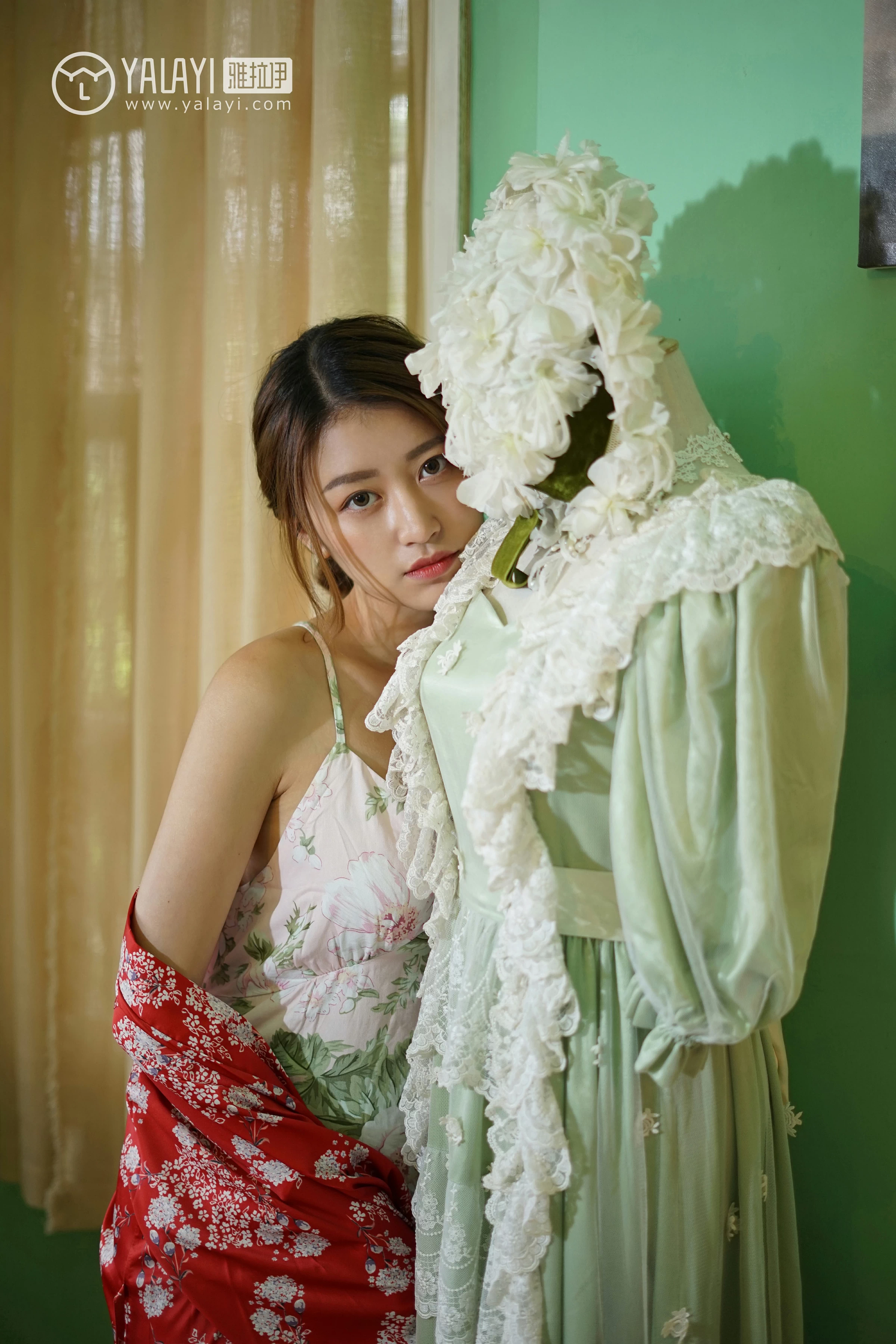[YALAYI雅拉伊]NO.035 下雨天你在思念谁 饰媛 红色睡衣加粉色吊带连衣裙性感私房写真集第2张