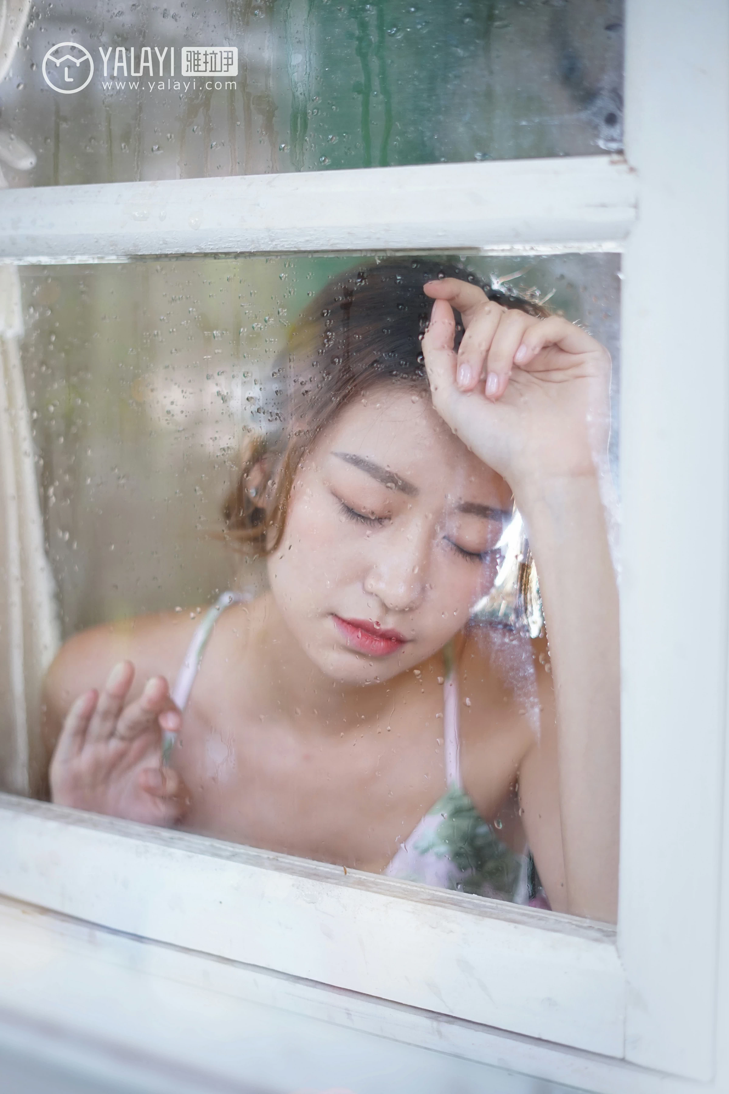 [YALAYI雅拉伊]NO.035 下雨天你在思念谁 饰媛 红色睡衣加粉色吊带连衣裙性感私房写真集第9张