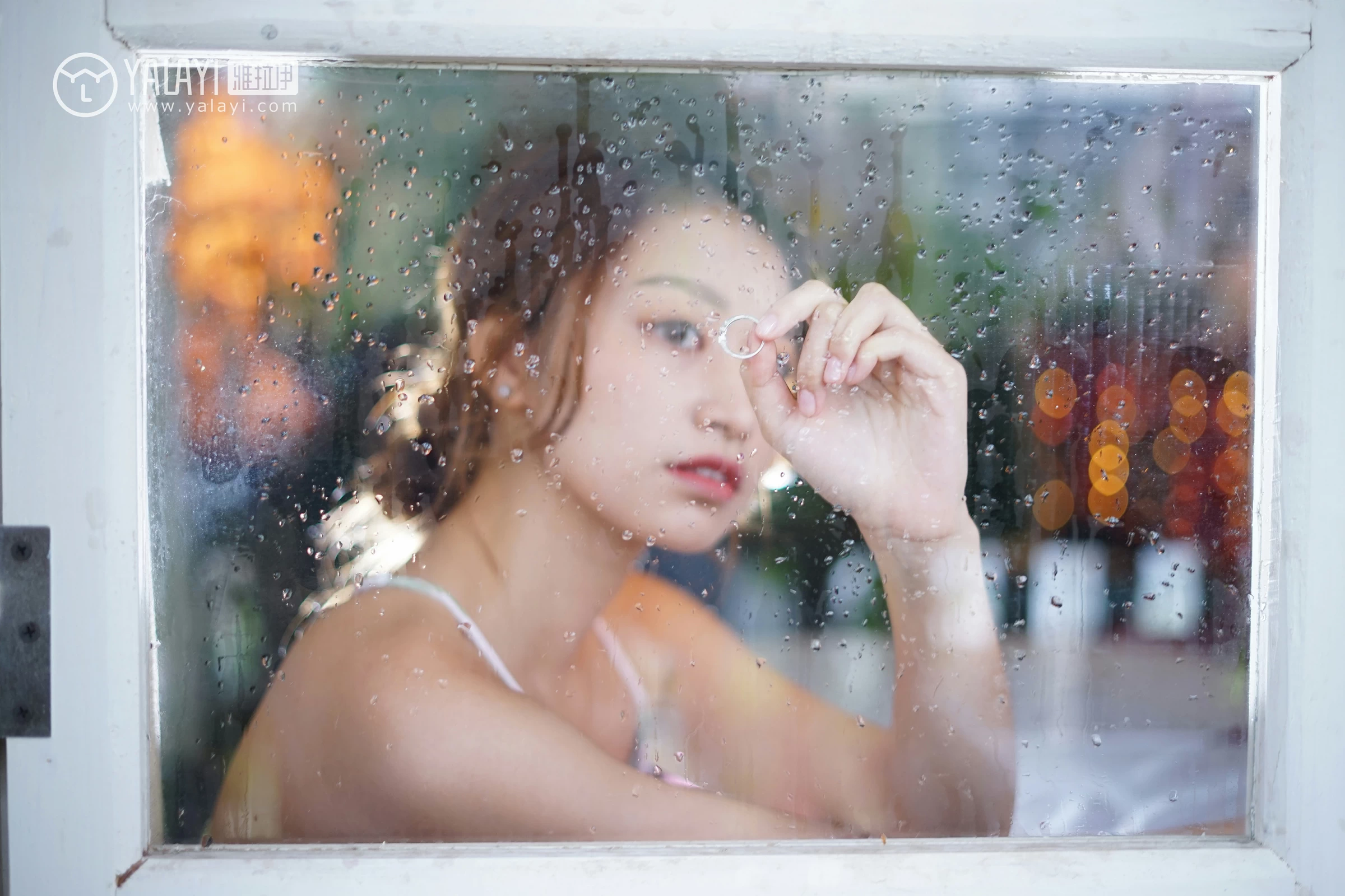 [YALAYI雅拉伊]NO.035 下雨天你在思念谁 饰媛 红色睡衣加粉色吊带连衣裙性感私房写真集第10张