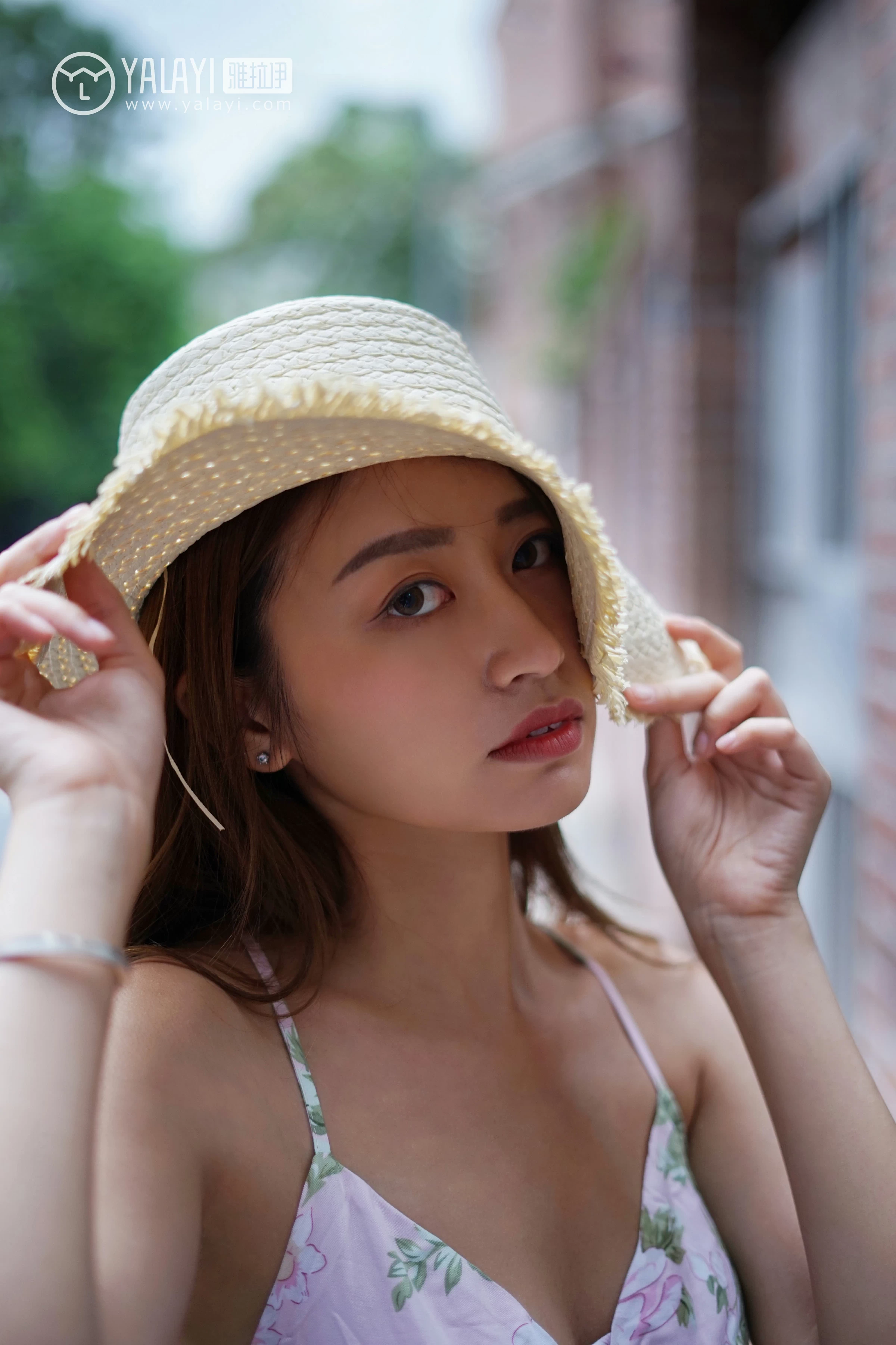 [YALAYI雅拉伊]NO.035 下雨天你在思念谁 饰媛 红色睡衣加粉色吊带连衣裙性感私房写真集第14张