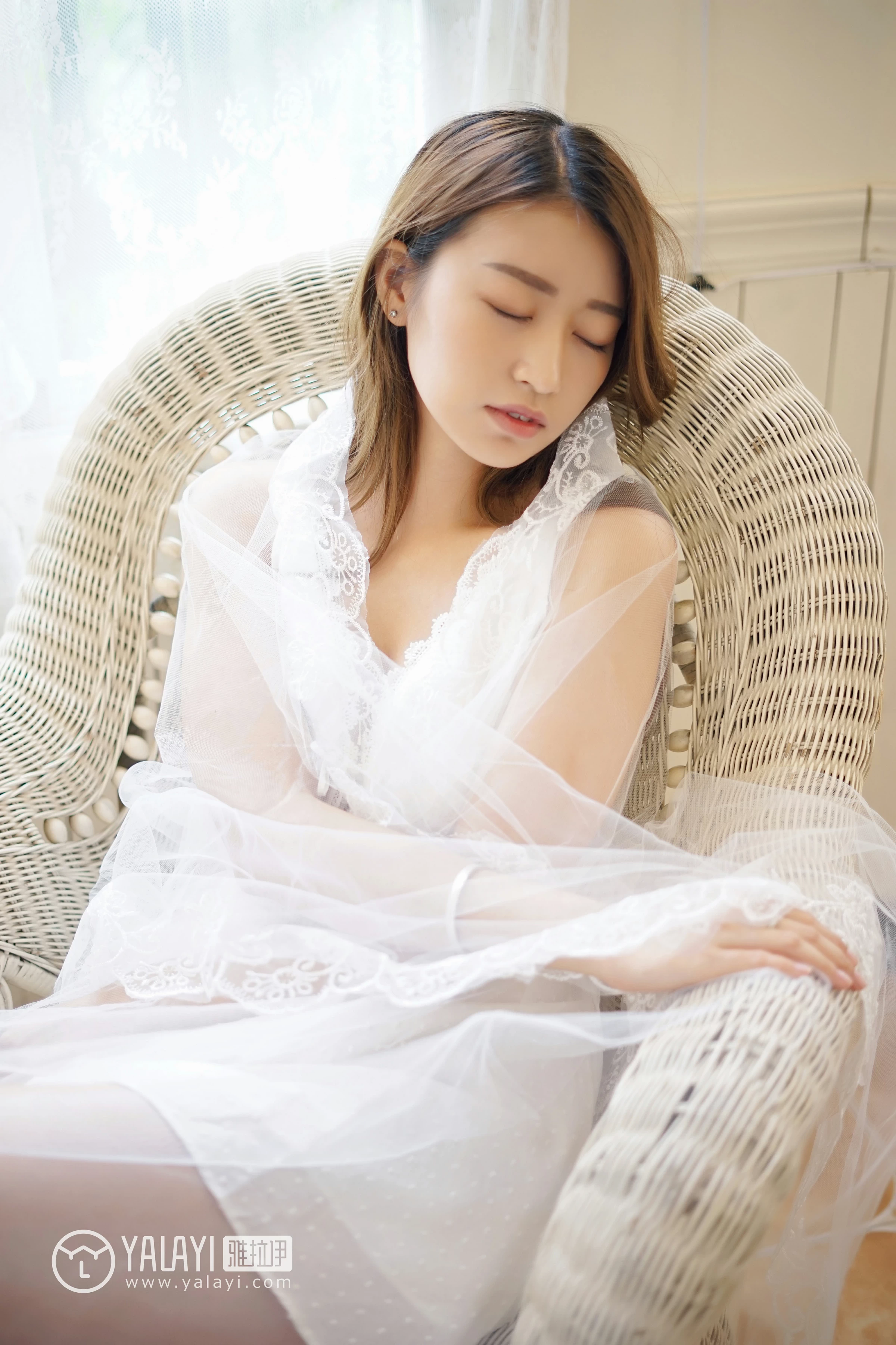 [YALAYI雅拉伊]NO.037 午后阳光 饰媛 白色吊带蕾丝连衣裙性感私房写真集第2张