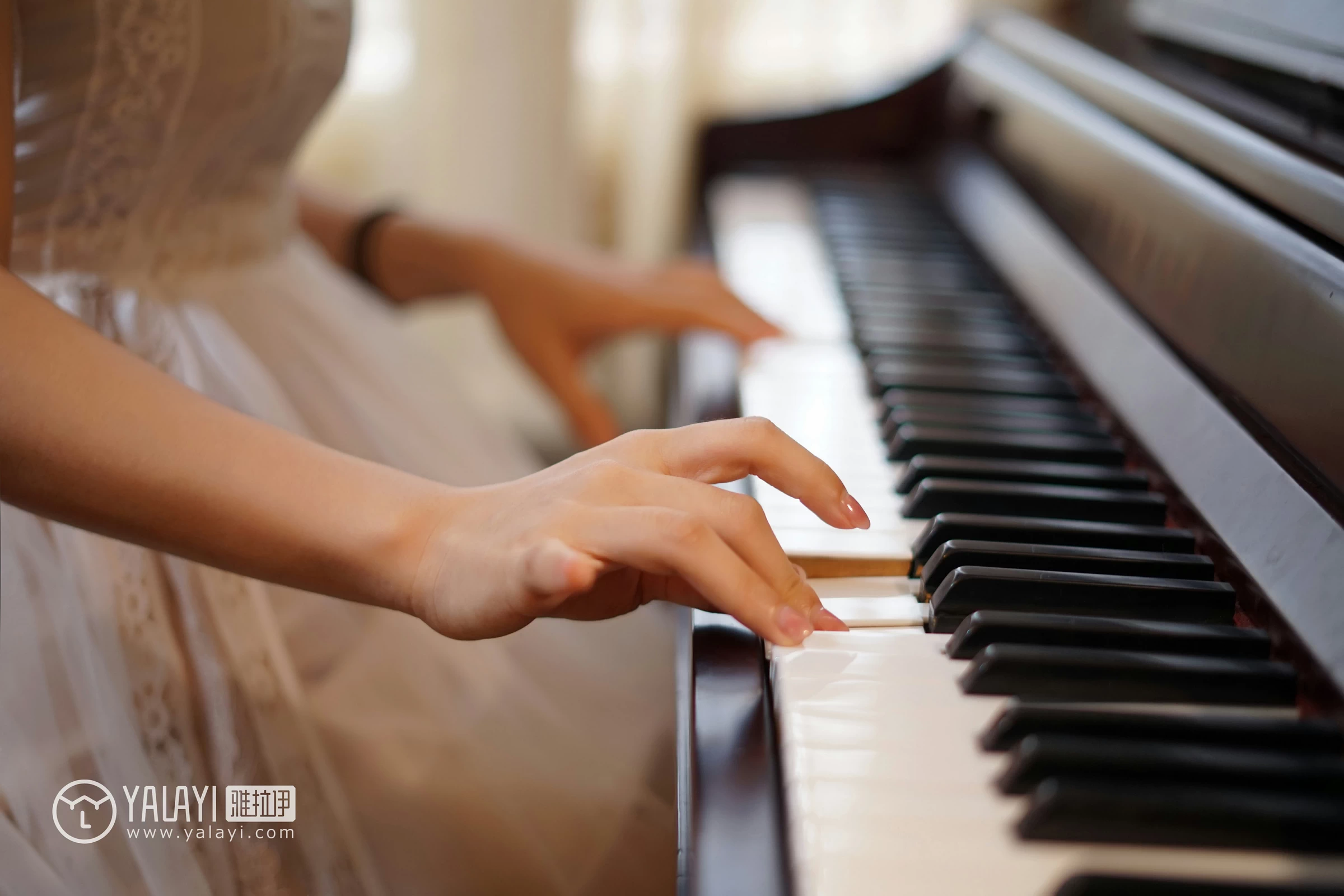 [YALAYI雅拉伊]NO.038 无声演奏 塔塔 白色吊带连衣裙与透视蕾丝睡衣加黑色内衣性感私房写真集第1张