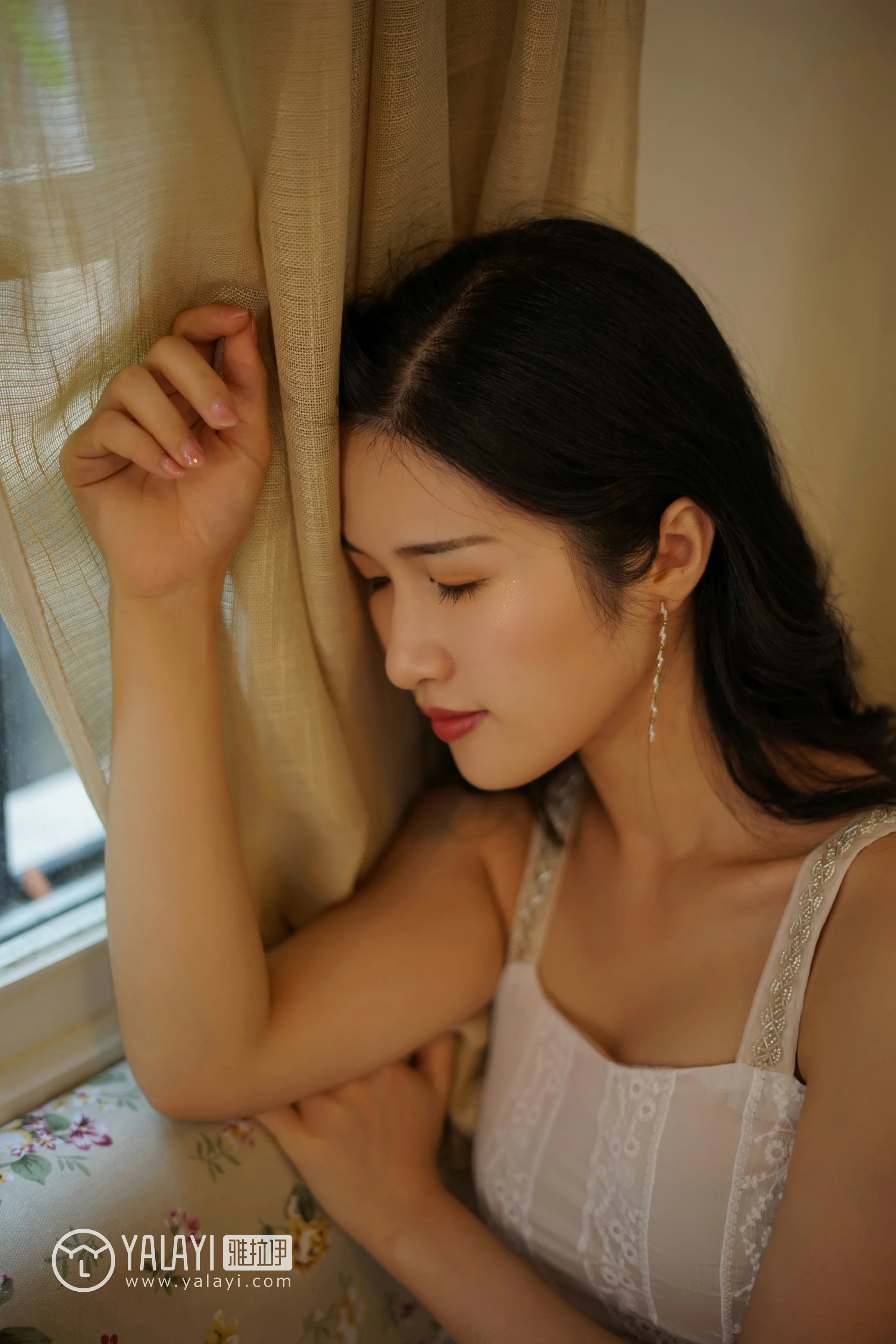 [YALAYI雅拉伊]NO.038 无声演奏 塔塔 白色吊带连衣裙与透视蕾丝睡衣加黑色内衣性感私房写真集第5张