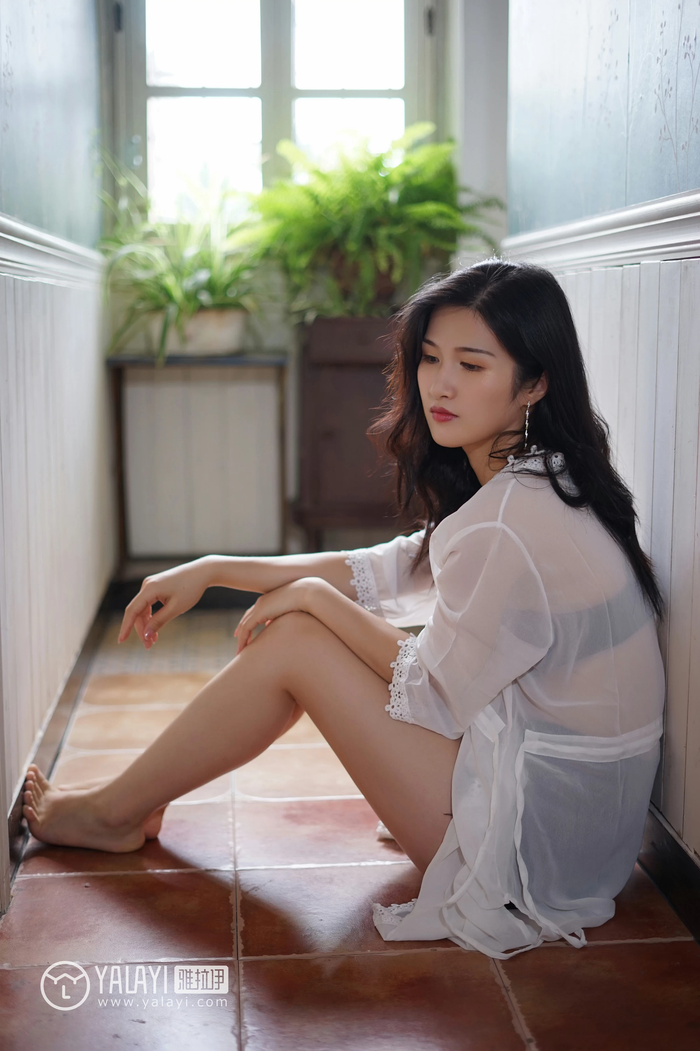 [YALAYI雅拉伊]NO.038 无声演奏 塔塔 白色吊带连衣裙与透视蕾丝睡衣加黑色内衣性感私房写真集第13张
